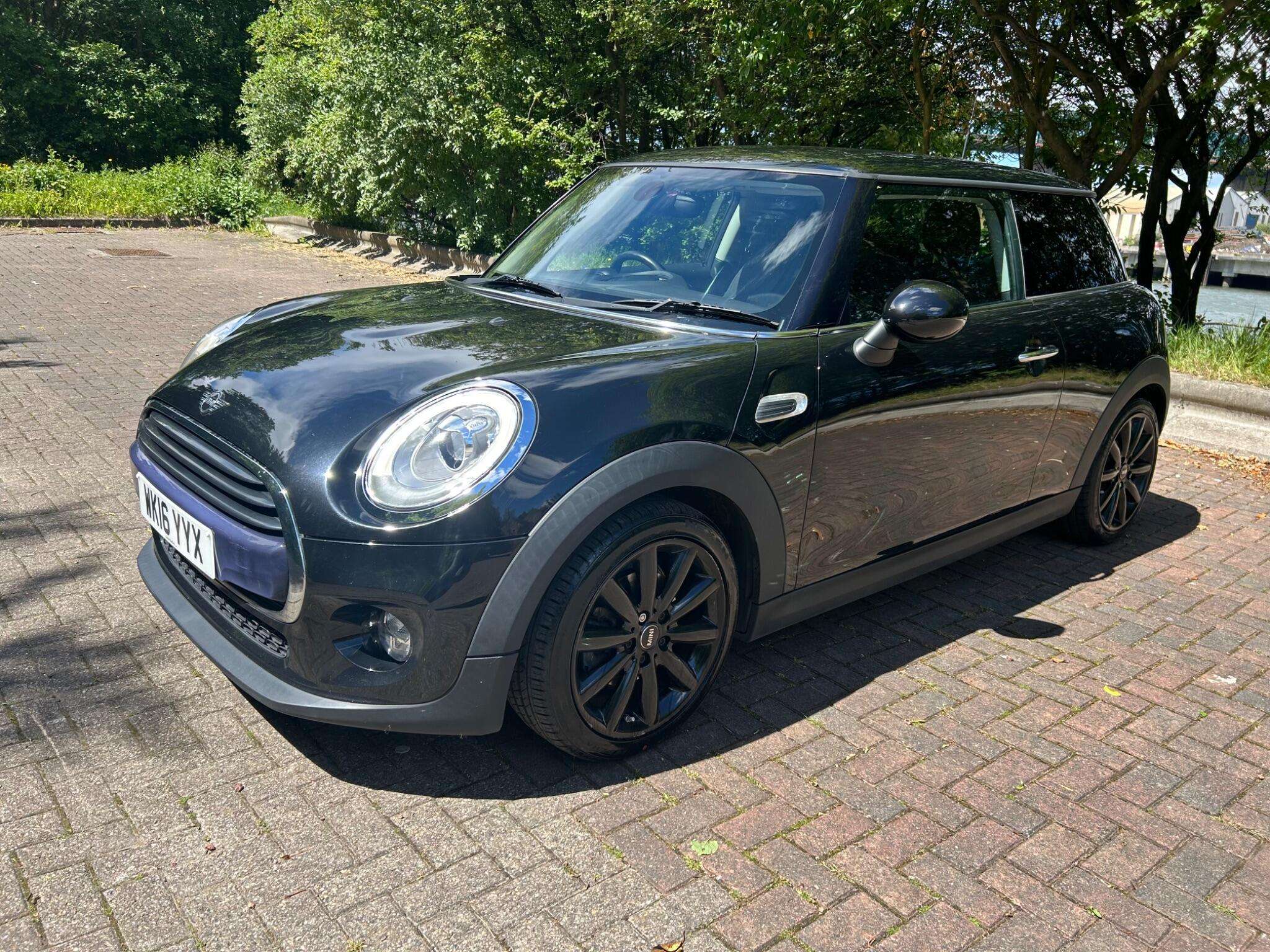 A 2016 MINI HATCH 1.5 Cooper Euro 6 (s/s) 3dr A 2016 MINI HATCH 1.5 Cooper Euro 6 (s/s) 3dr