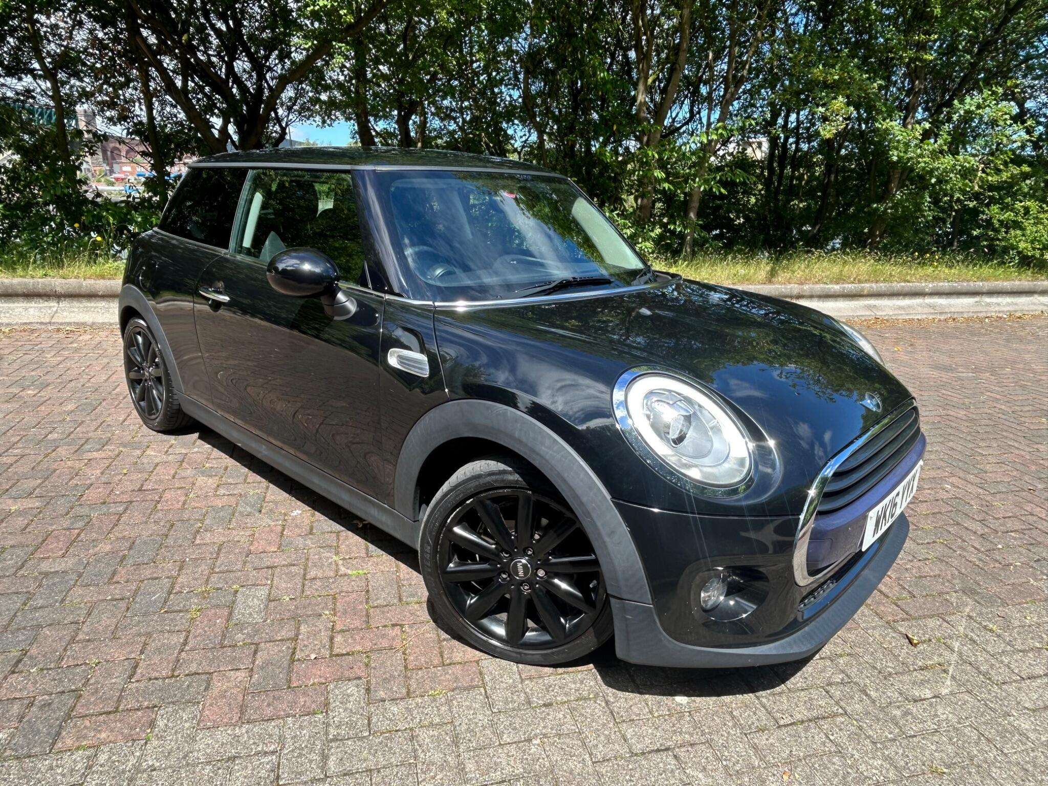 A 2016 MINI HATCH 1.5 Cooper Euro 6 (s/s) 3dr A 2016 MINI HATCH 1.5 Cooper Euro 6 (s/s) 3dr