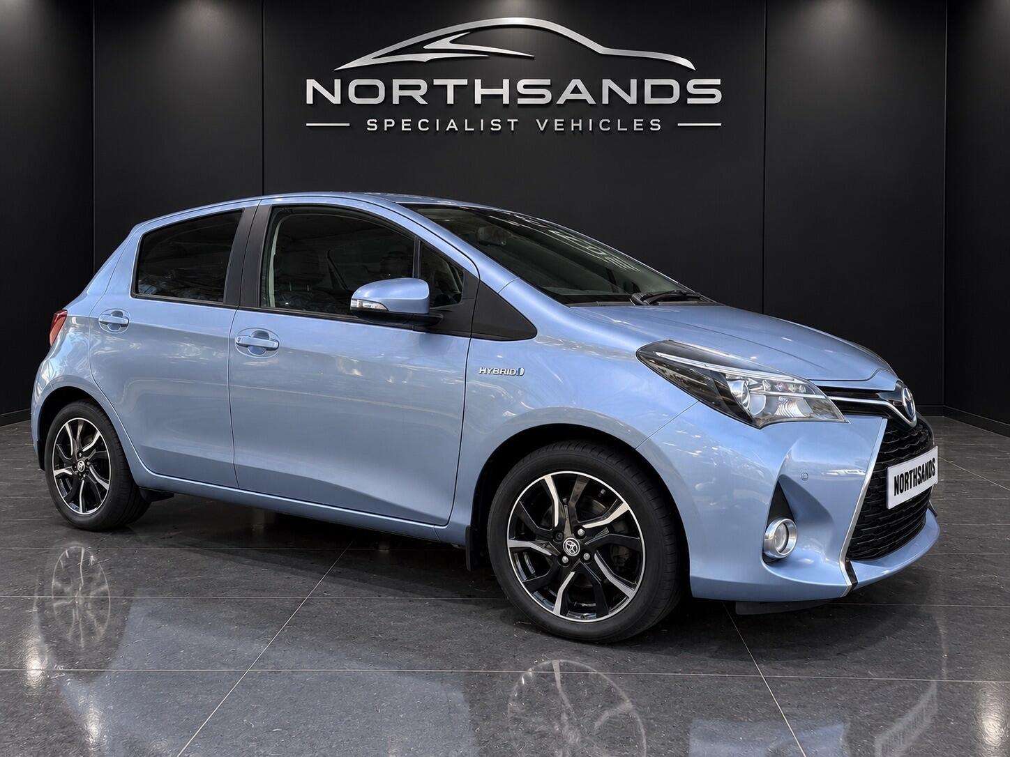 A 2017 TOYOTA YARIS 1.5 VVT-h Design E-CVT Euro 6 5dr A 2017 TOYOTA YARIS 1.5 VVT-h Design E-CVT Euro 6 5dr