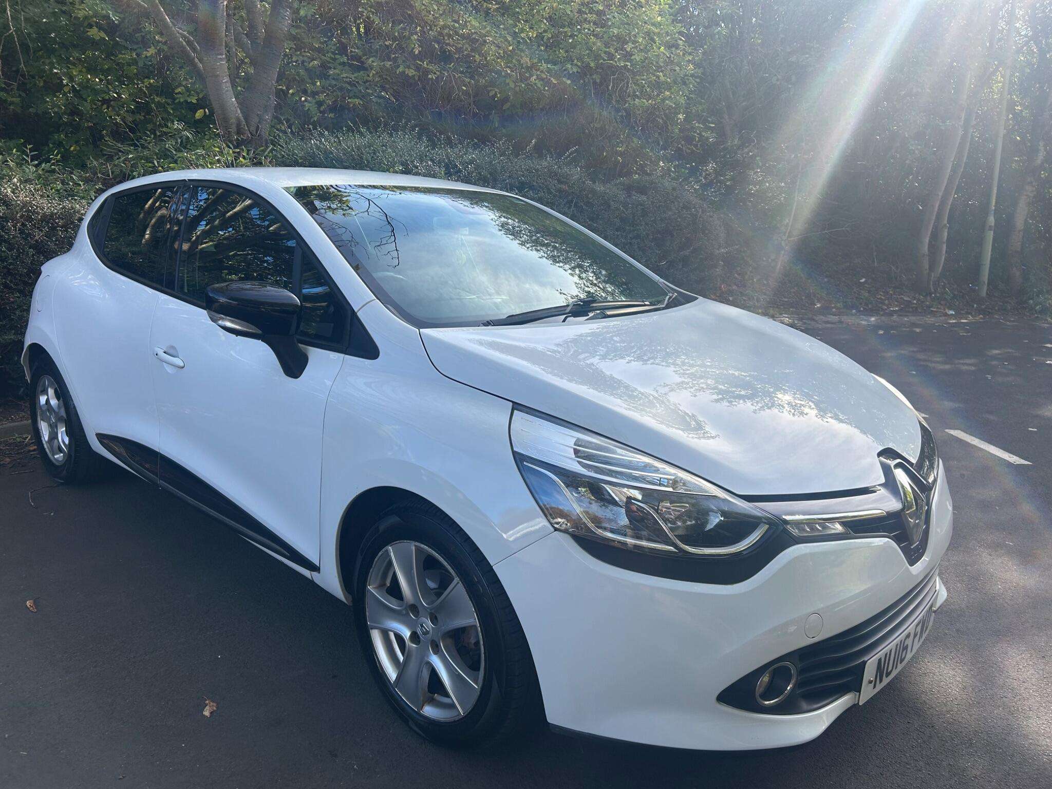 A 2016 RENAULT CLIO 0.9 TCe Dynamique Nav Euro 6 (s/s) 5dr A 2016 RENAULT CLIO 0.9 TCe Dynamique Nav Euro 6 (s/s) 5dr