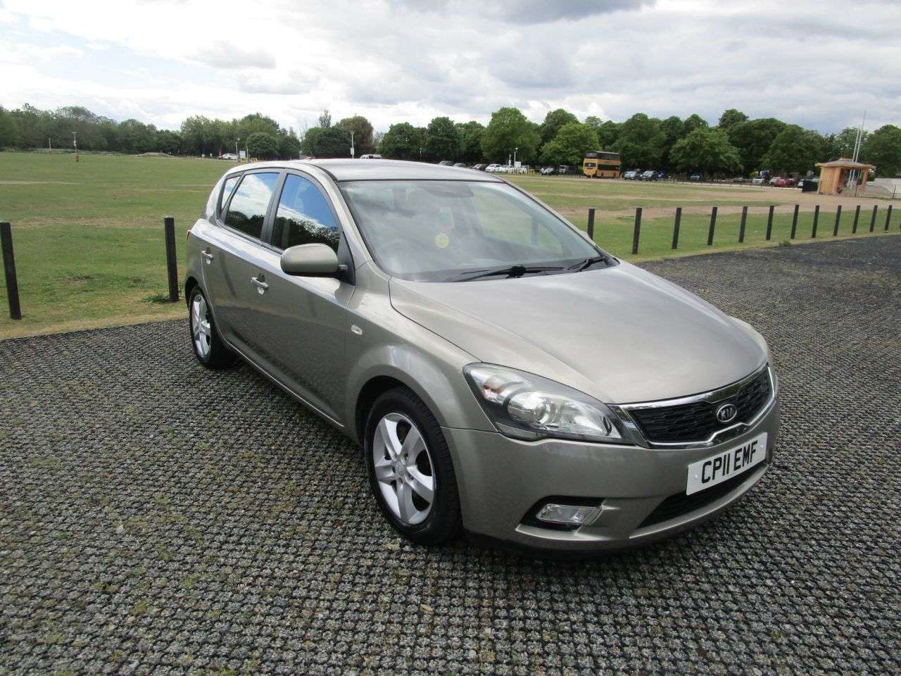 A 2011 KIA CEED 1.6 2 5 door Auto Petrol Automatic A 2011 KIA CEED 1.6 2 5 door Auto Petrol Automatic