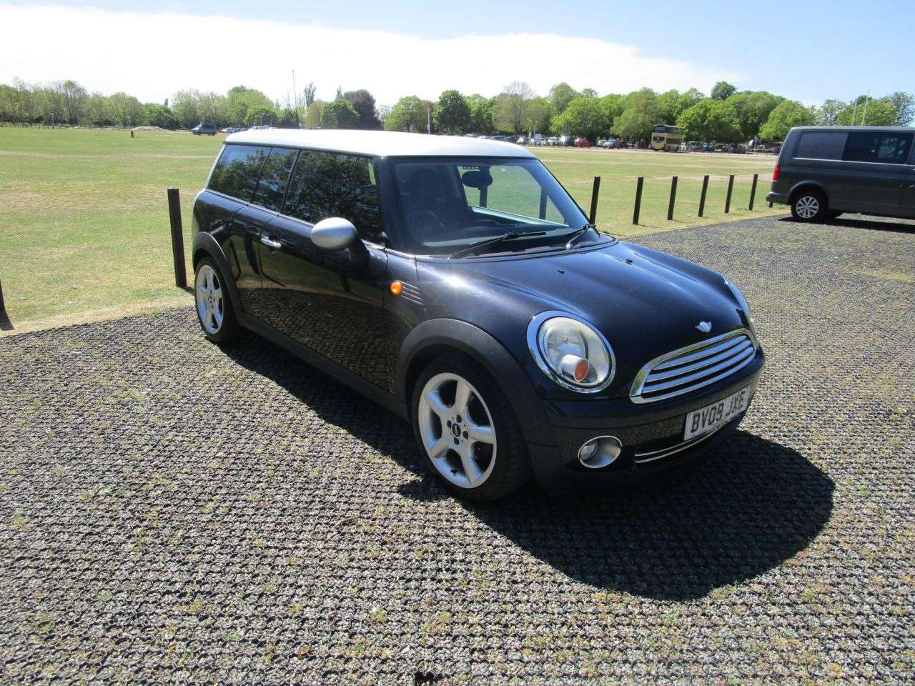 A 2009 MINI CLUBMAN 1.6 Cooper 5 door Petrol Estate A 2009 MINI CLUBMAN 1.6 Cooper 5 door Petrol Estate
