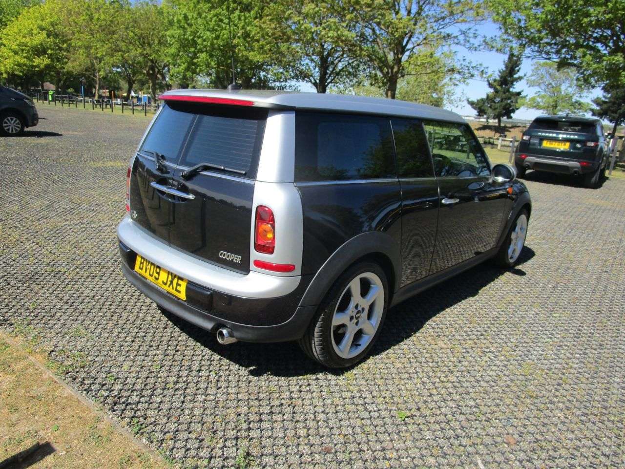 A 2009 MINI CLUBMAN 1.6 Cooper 5 door Petrol Estate A 2009 MINI CLUBMAN 1.6 Cooper 5 door Petrol Estate