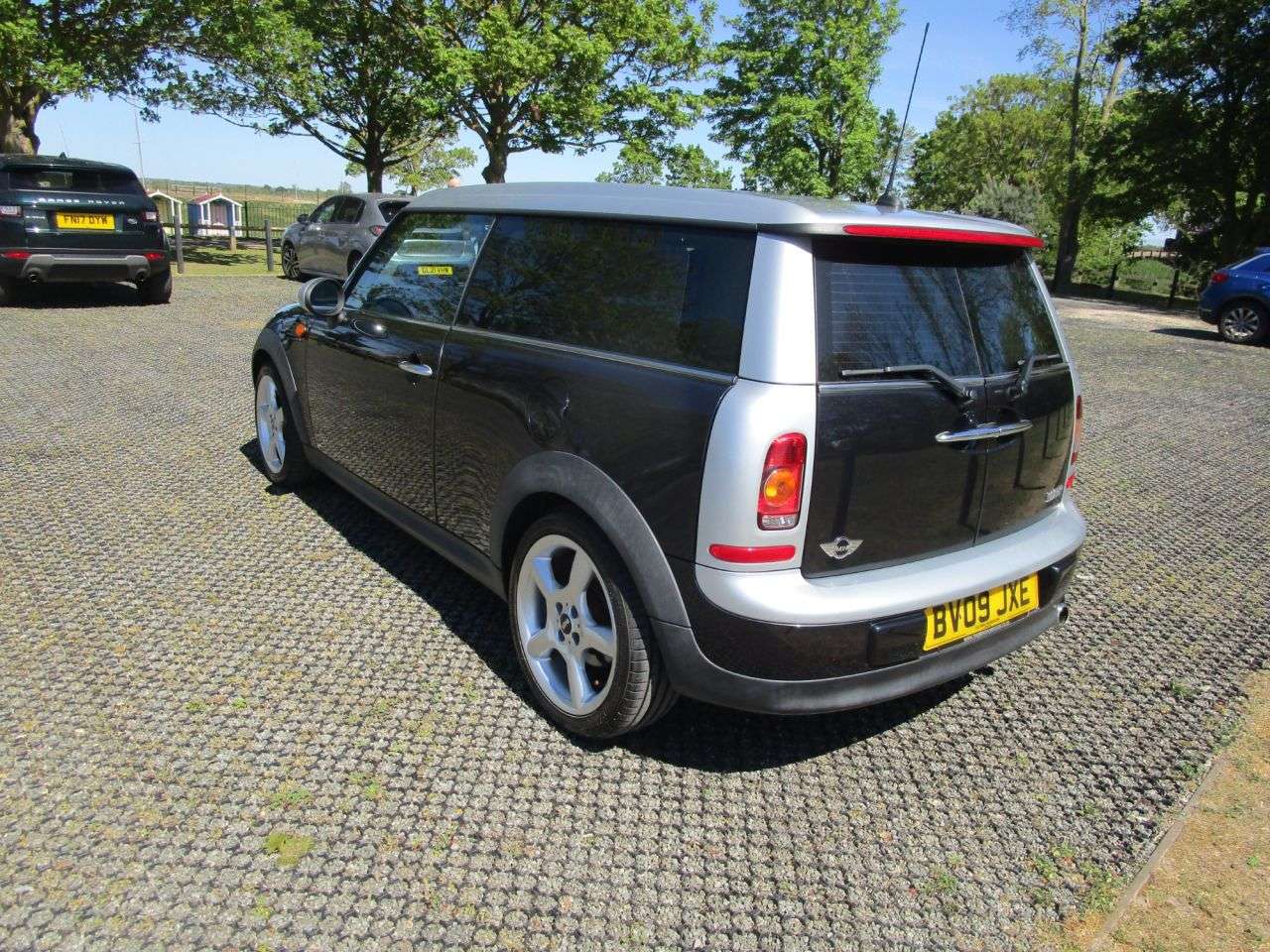 A 2009 MINI CLUBMAN 1.6 Cooper 5 door Petrol Estate A 2009 MINI CLUBMAN 1.6 Cooper 5 door Petrol Estate