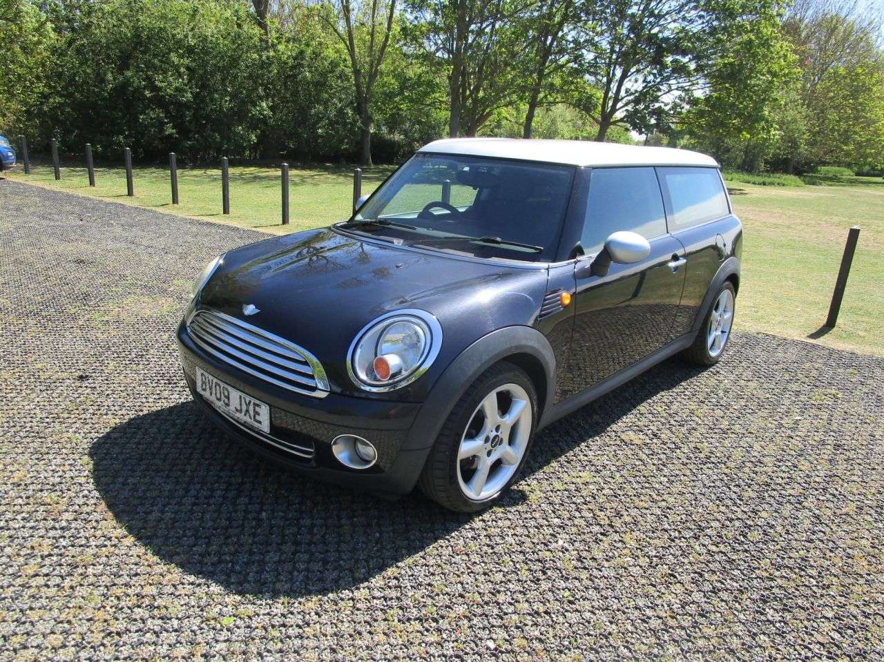 A 2009 MINI CLUBMAN 1.6 Cooper 5 door Petrol Estate A 2009 MINI CLUBMAN 1.6 Cooper 5 door Petrol Estate