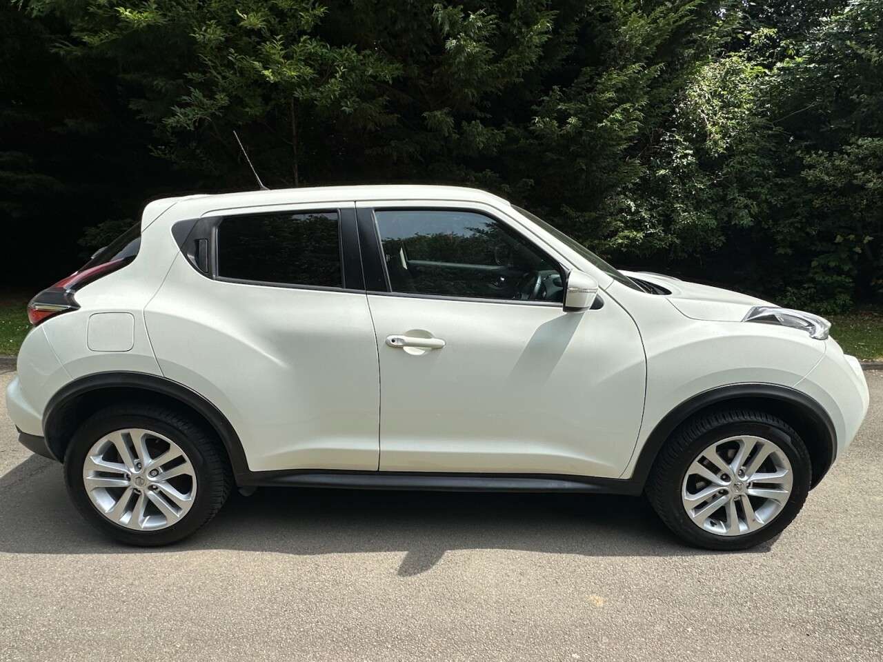 A 2016 NISSAN JUKE 1.2 DIG-T Acenta SUV 5dr Petrol Manual Euro 6 (s/s) (115 ps) 3 OWNERS, BLUE A 2016 NISSAN JUKE 1.2 DIG-T Acenta SUV 5dr Petrol Manual Euro 6 (s/s) (115 ps) 3 OWNERS, BLUE