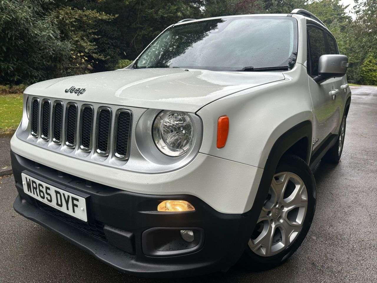 A 2015 JEEP RENEGADE 1.4T MultiAirII Limited SUV 5dr Petrol Manual Euro 6 (s/s) (140 ps) LEATHER A 2015 JEEP RENEGADE 1.4T MultiAirII Limited SUV 5dr Petrol Manual Euro 6 (s/s) (140 ps) LEATHER