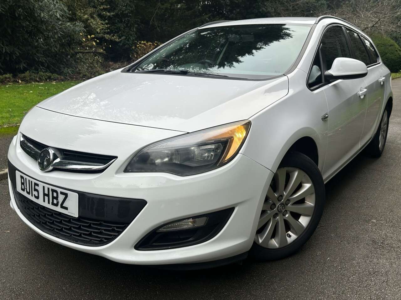 A 2015 VAUXHALL ASTRA 1.6i Design Sports Tourer 5dr Petrol Manual Euro 6 (115 ps) 2 OWNERS, BLUET A 2015 VAUXHALL ASTRA 1.6i Design Sports Tourer 5dr Petrol Manual Euro 6 (115 ps) 2 OWNERS, BLUET