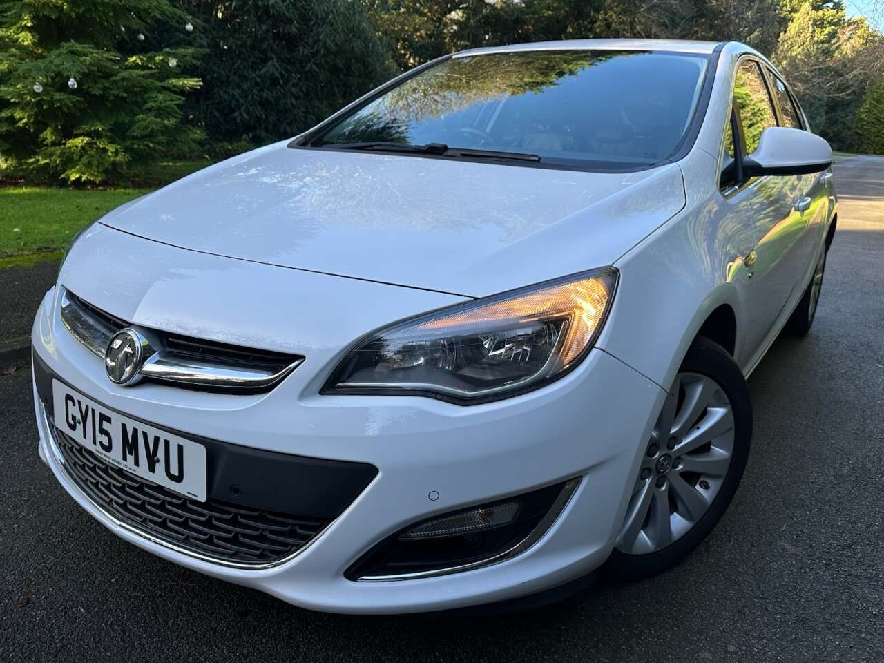 A 2015 VAUXHALL ASTRA 1.6i Elite Hatchback 5dr Petrol Manual Euro 6 (115 ps) FULL LEATHER HEATED A 2015 VAUXHALL ASTRA 1.6i Elite Hatchback 5dr Petrol Manual Euro 6 (115 ps) FULL LEATHER HEATED