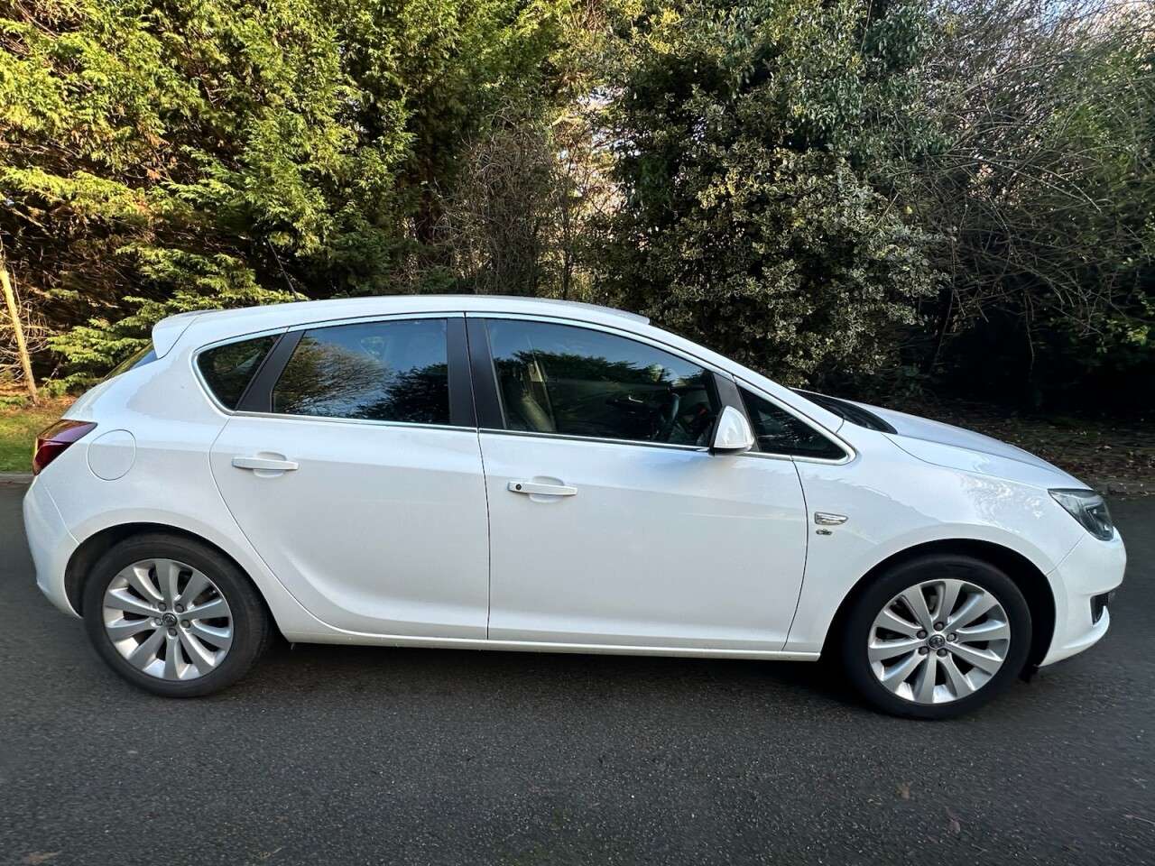A 2015 VAUXHALL ASTRA 1.6i Elite Hatchback 5dr Petrol Manual Euro 6 (115 ps) FULL LEATHER HEATED A 2015 VAUXHALL ASTRA 1.6i Elite Hatchback 5dr Petrol Manual Euro 6 (115 ps) FULL LEATHER HEATED