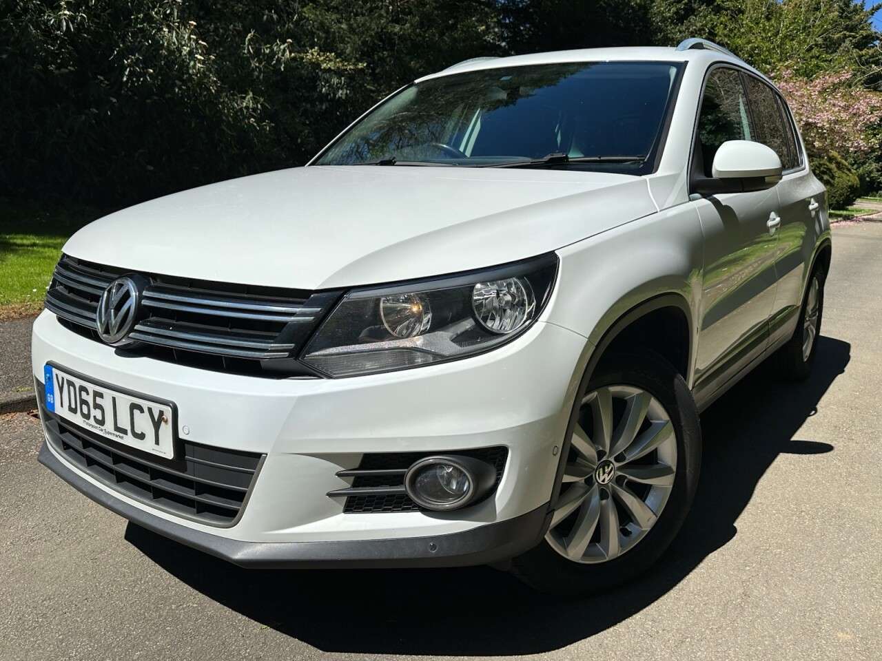 A 2015 VOLKSWAGEN TIGUAN 2.0 TDI BlueMotion Tech Match SUV 5dr Diesel Manual 2WD Euro 5 (s/s) (140 p A 2015 VOLKSWAGEN TIGUAN 2.0 TDI BlueMotion Tech Match SUV 5dr Diesel Manual 2WD Euro 5 (s/s) (140 p