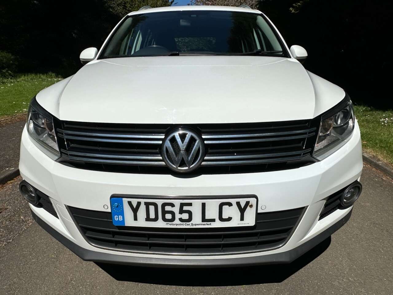 A 2015 VOLKSWAGEN TIGUAN 2.0 TDI BlueMotion Tech Match SUV 5dr Diesel Manual 2WD Euro 5 (s/s) (140 p A 2015 VOLKSWAGEN TIGUAN 2.0 TDI BlueMotion Tech Match SUV 5dr Diesel Manual 2WD Euro 5 (s/s) (140 p