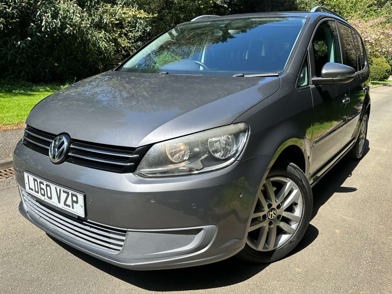 A 2010 VOLKSWAGEN TOURAN 1.6 TDI SE MPV 5dr Diesel DSG Euro 5 (105 ps) F.S.H, Over £2300 Extras A 2010 VOLKSWAGEN TOURAN 1.6 TDI SE MPV 5dr Diesel DSG Euro 5 (105 ps) F.S.H, Over £2300 Extras