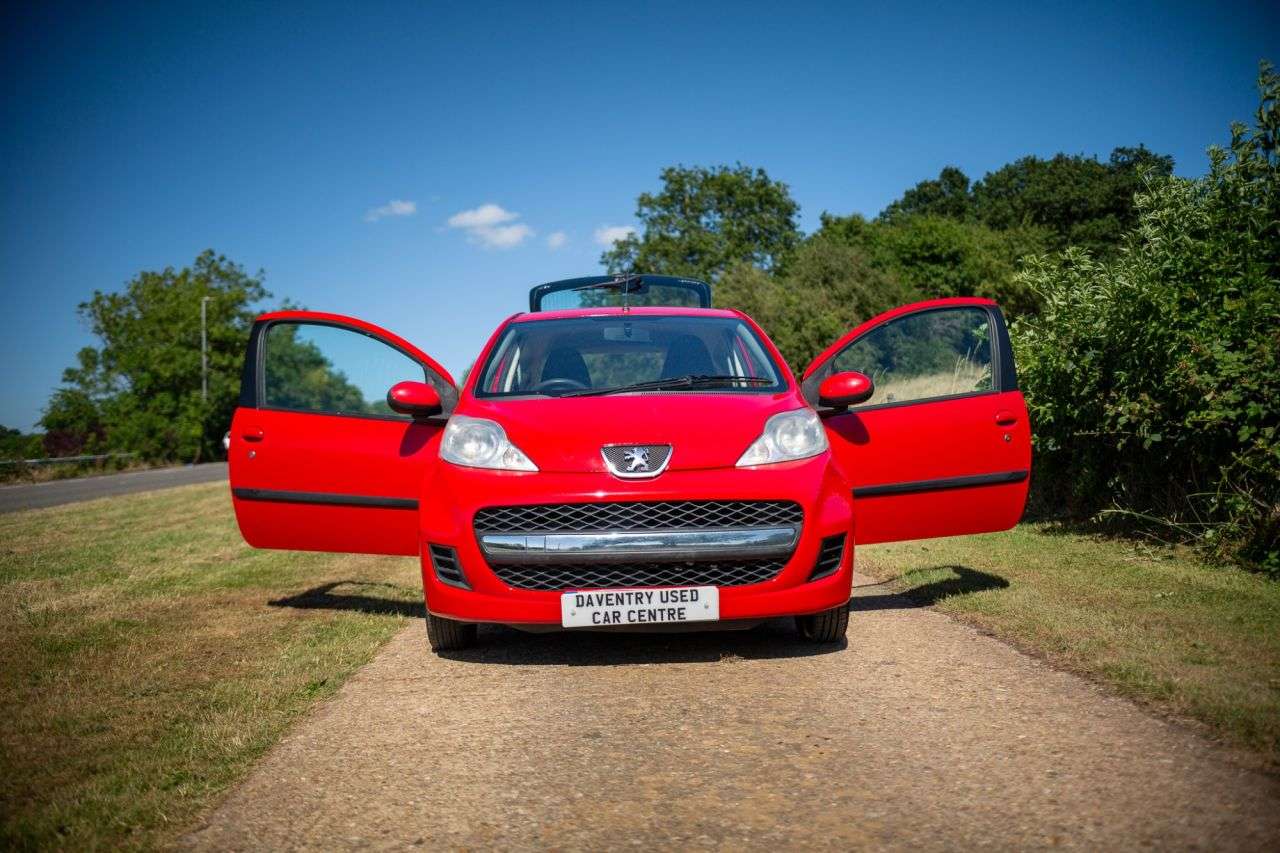 A 2009 PEUGEOT 107 1.0 12V Urban Hatchback 3dr Petrol Manual Euro 4 (68 ps) Very Economical, C A 2009 PEUGEOT 107 1.0 12V Urban Hatchback 3dr Petrol Manual Euro 4 (68 ps) Very Economical, C