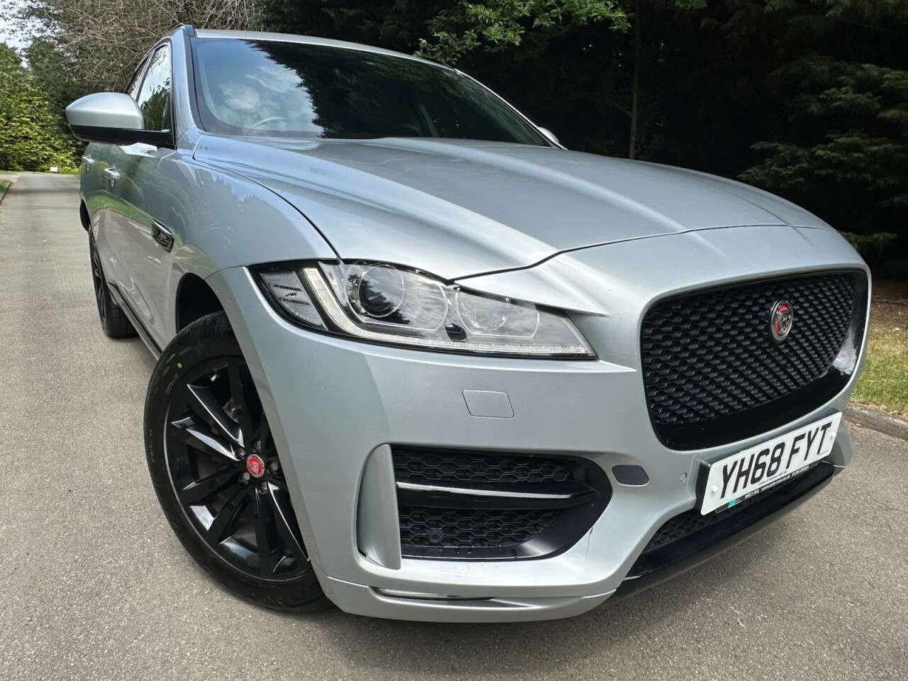 A 2018 JAGUAR F-PACE 2.0 D180 R-Sport SUV 5dr Diesel Auto AWD Euro 6 (s/s) (180 ps) Pan Roof, Le A 2018 JAGUAR F-PACE 2.0 D180 R-Sport SUV 5dr Diesel Auto AWD Euro 6 (s/s) (180 ps) Pan Roof, Le