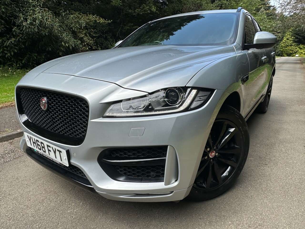 A 2018 JAGUAR F-PACE 2.0 D180 R-Sport SUV 5dr Diesel Auto AWD Euro 6 (s/s) (180 ps) Pan Roof, Le A 2018 JAGUAR F-PACE 2.0 D180 R-Sport SUV 5dr Diesel Auto AWD Euro 6 (s/s) (180 ps) Pan Roof, Le