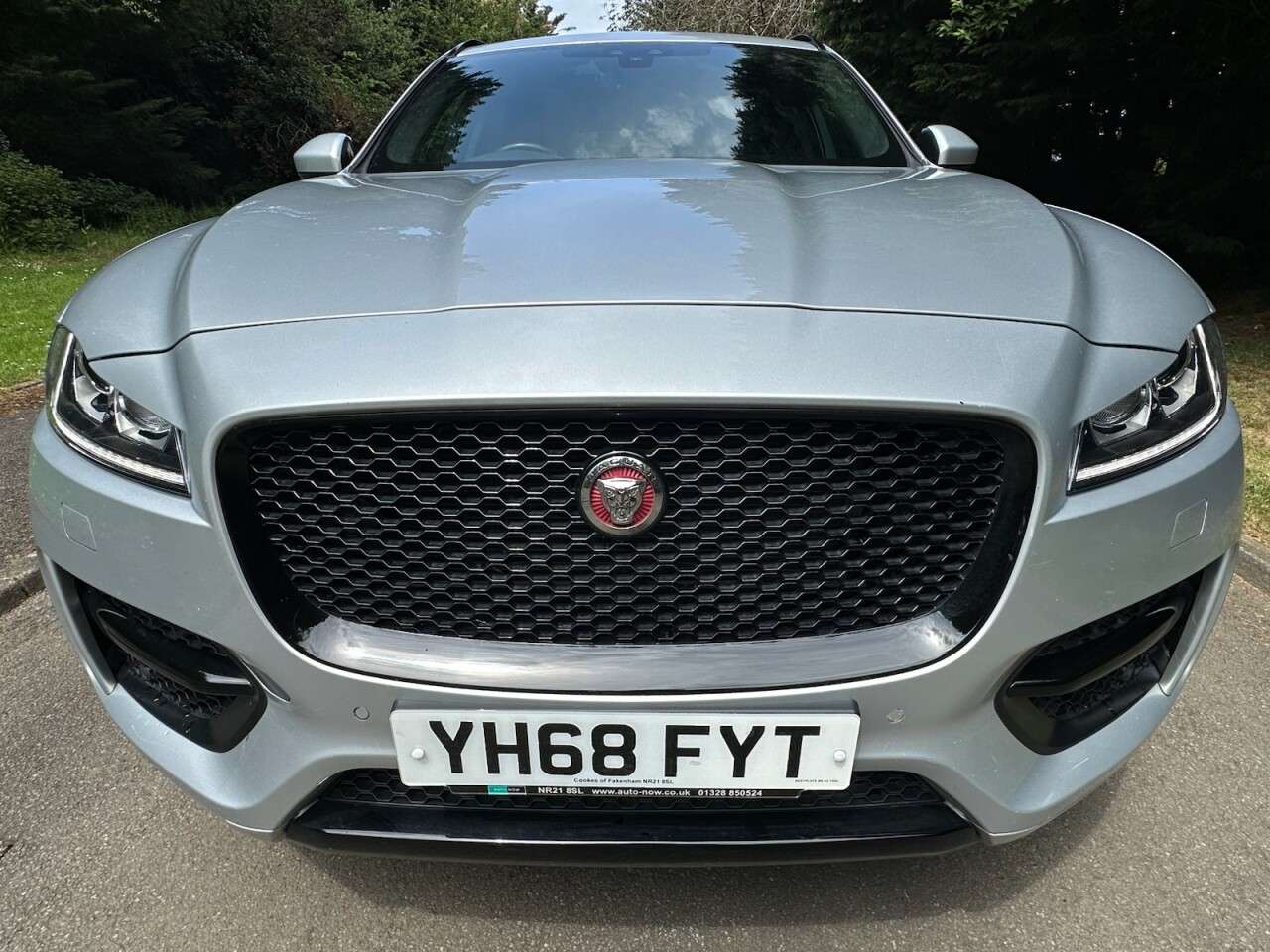 A 2018 JAGUAR F-PACE 2.0 D180 R-Sport SUV 5dr Diesel Auto AWD Euro 6 (s/s) (180 ps) Pan Roof, Le A 2018 JAGUAR F-PACE 2.0 D180 R-Sport SUV 5dr Diesel Auto AWD Euro 6 (s/s) (180 ps) Pan Roof, Le