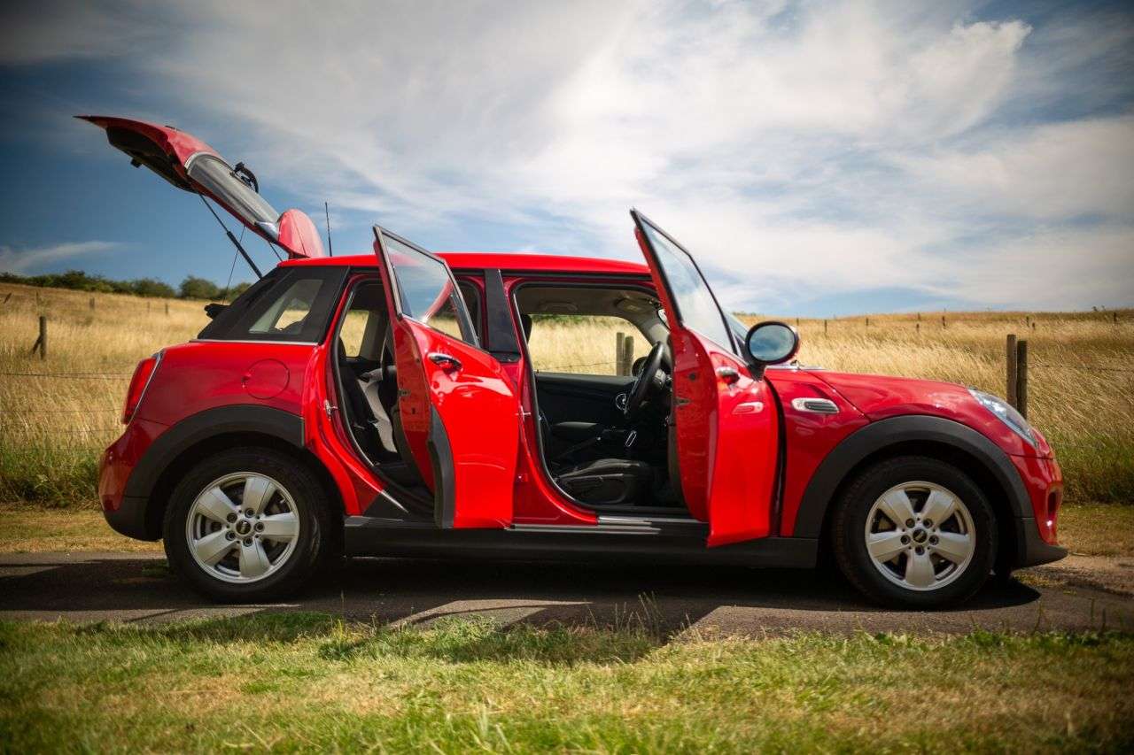 A 2019 MINI HATCH 1.5 Cooper Classic Hatchback 5dr Petrol Steptronic Euro 6 (s/s) (136 ps) S. A 2019 MINI HATCH 1.5 Cooper Classic Hatchback 5dr Petrol Steptronic Euro 6 (s/s) (136 ps) S.