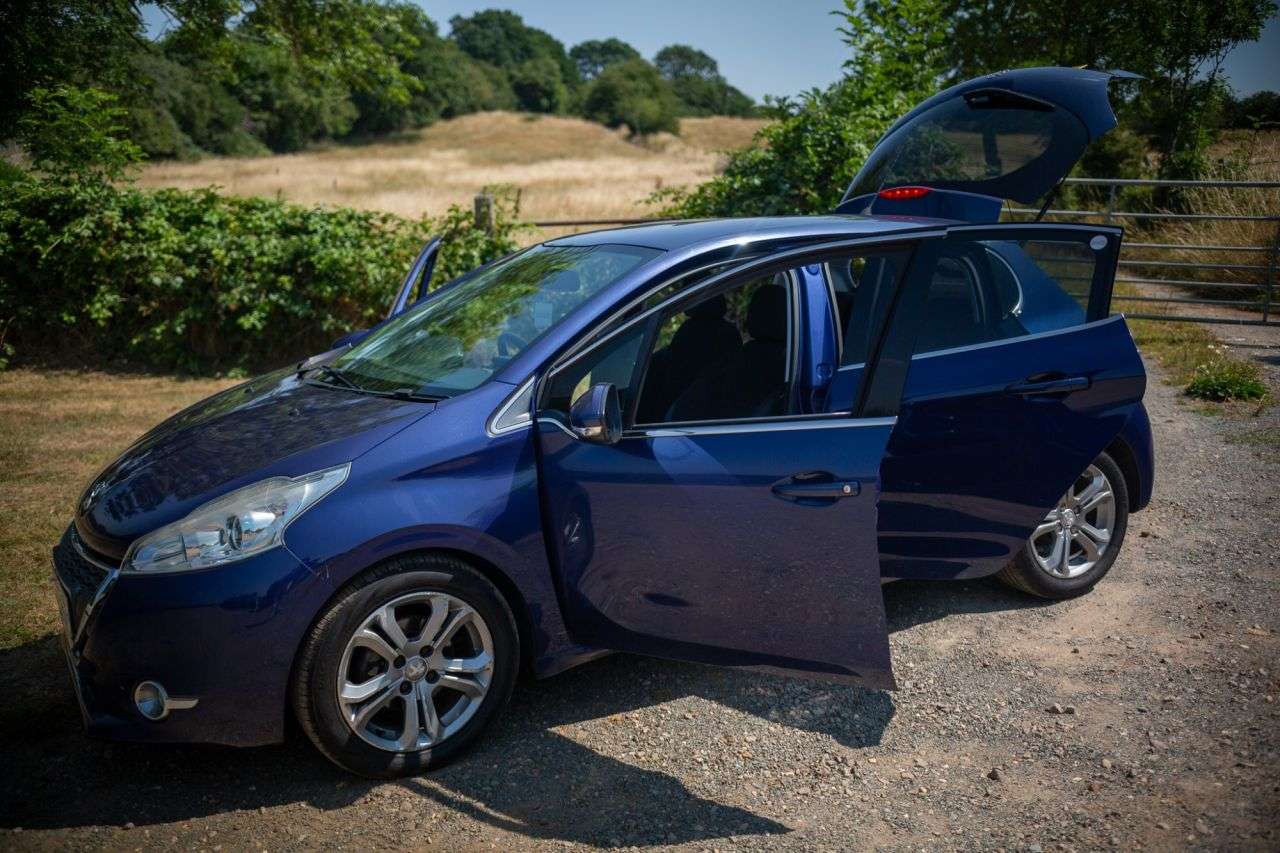 A 2012 PEUGEOT 208 1.2 VTi Allure Hatchback 5dr Petrol Manual Euro 5 (82 ps) Low Running Costs A 2012 PEUGEOT 208 1.2 VTi Allure Hatchback 5dr Petrol Manual Euro 5 (82 ps) Low Running Costs