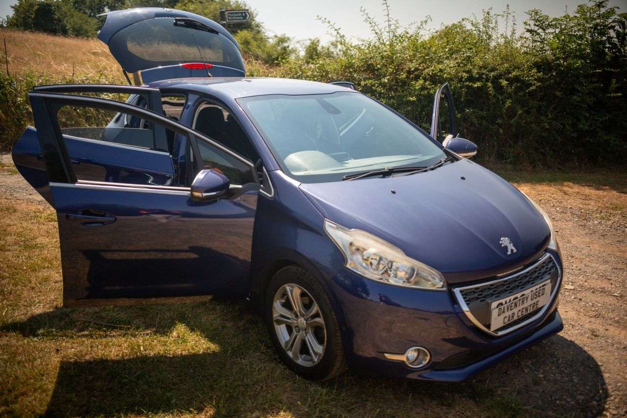 A 2012 PEUGEOT 208 1.2 VTi Allure Hatchback 5dr Petrol Manual Euro 5 (82 ps) Low Running Costs A 2012 PEUGEOT 208 1.2 VTi Allure Hatchback 5dr Petrol Manual Euro 5 (82 ps) Low Running Costs