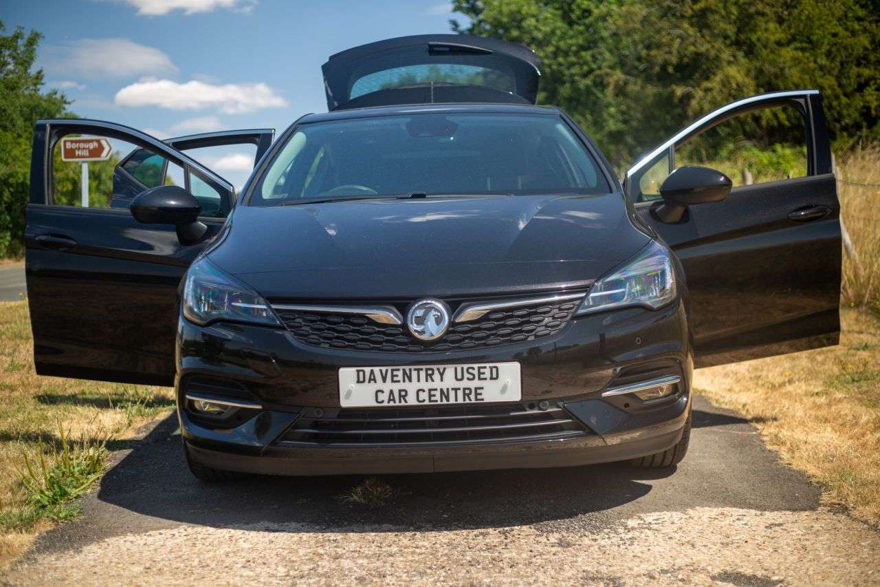 A 2021 VAUXHALL ASTRA 1.5 Turbo D Griffin Edition Hatchback 5dr Diesel Manual Euro 6 (s/s) (122 p A 2021 VAUXHALL ASTRA 1.5 Turbo D Griffin Edition Hatchback 5dr Diesel Manual Euro 6 (s/s) (122 p