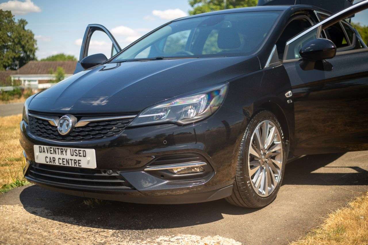 A 2021 VAUXHALL ASTRA 1.5 Turbo D Griffin Edition Hatchback 5dr Diesel Manual Euro 6 (s/s) (122 p A 2021 VAUXHALL ASTRA 1.5 Turbo D Griffin Edition Hatchback 5dr Diesel Manual Euro 6 (s/s) (122 p