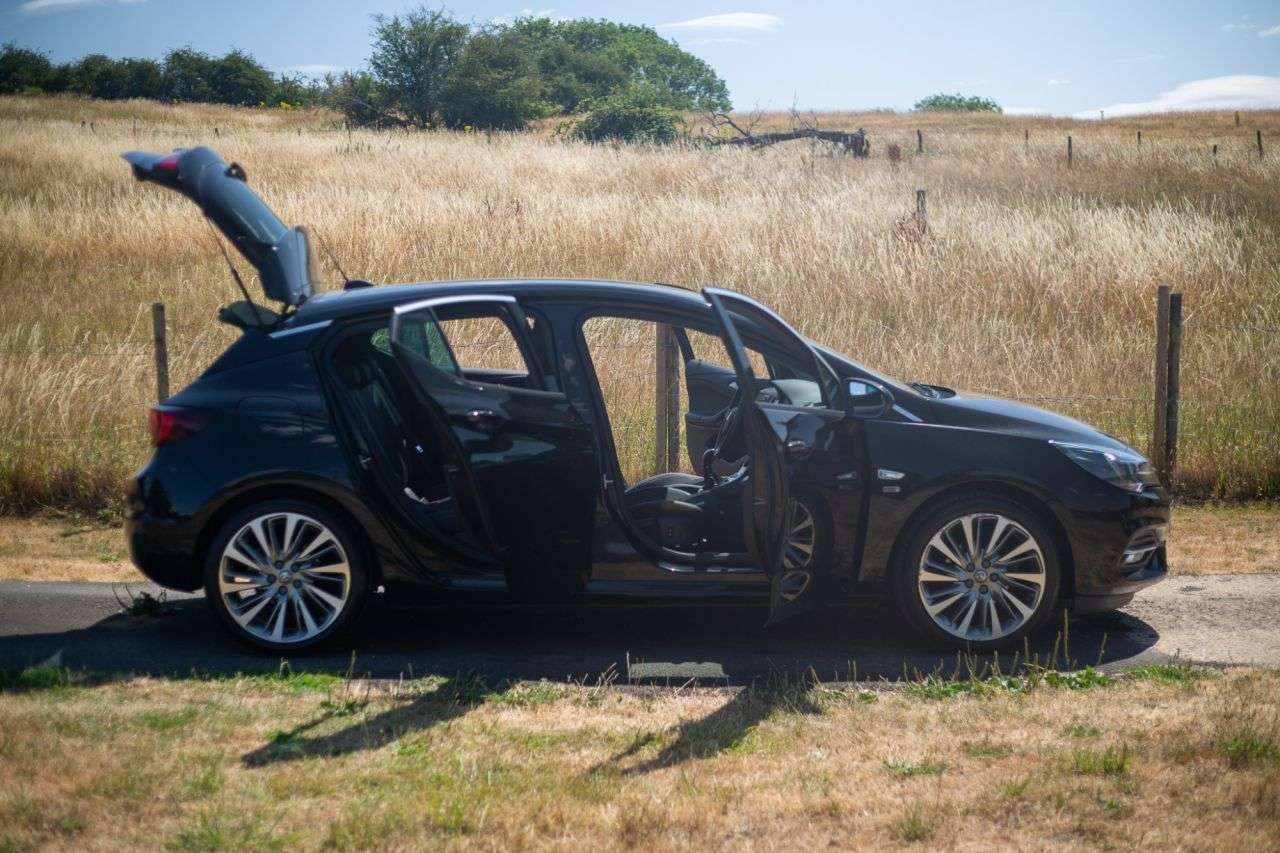 A 2021 VAUXHALL ASTRA 1.5 Turbo D Griffin Edition Hatchback 5dr Diesel Manual Euro 6 (s/s) (122 p A 2021 VAUXHALL ASTRA 1.5 Turbo D Griffin Edition Hatchback 5dr Diesel Manual Euro 6 (s/s) (122 p