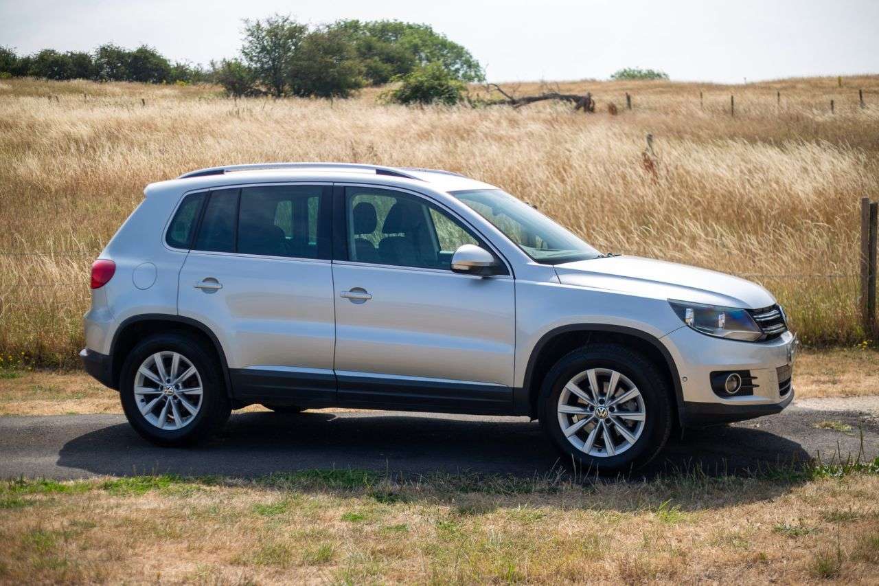 A 2013 VOLKSWAGEN TIGUAN 2.0 TDI BlueMotion Tech SE SUV 5dr Diesel DSG 4WD Euro 5 (s/s) (140 ps) Fro A 2013 VOLKSWAGEN TIGUAN 2.0 TDI BlueMotion Tech SE SUV 5dr Diesel DSG 4WD Euro 5 (s/s) (140 ps) Fro