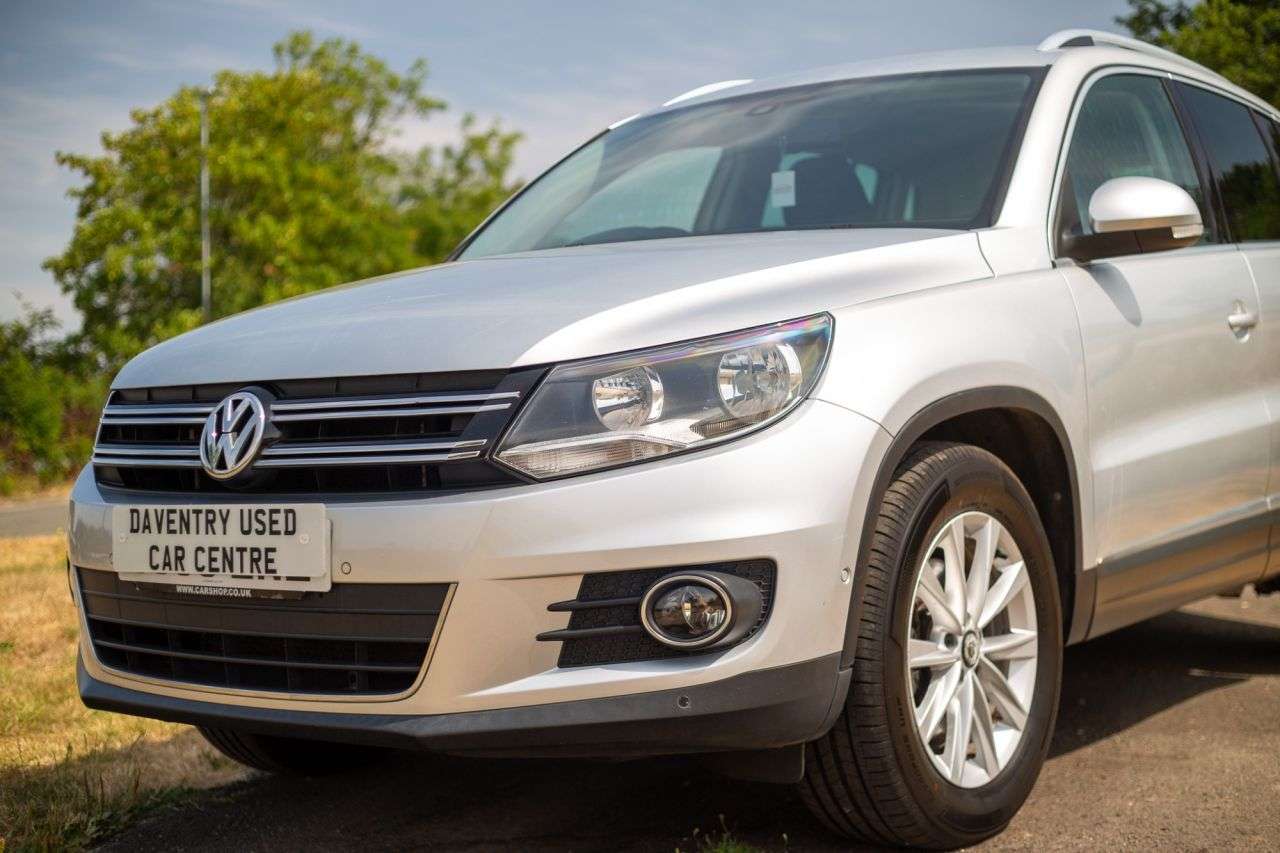 A 2013 VOLKSWAGEN TIGUAN 2.0 TDI BlueMotion Tech SE SUV 5dr Diesel DSG 4WD Euro 5 (s/s) (140 ps) Fro A 2013 VOLKSWAGEN TIGUAN 2.0 TDI BlueMotion Tech SE SUV 5dr Diesel DSG 4WD Euro 5 (s/s) (140 ps) Fro