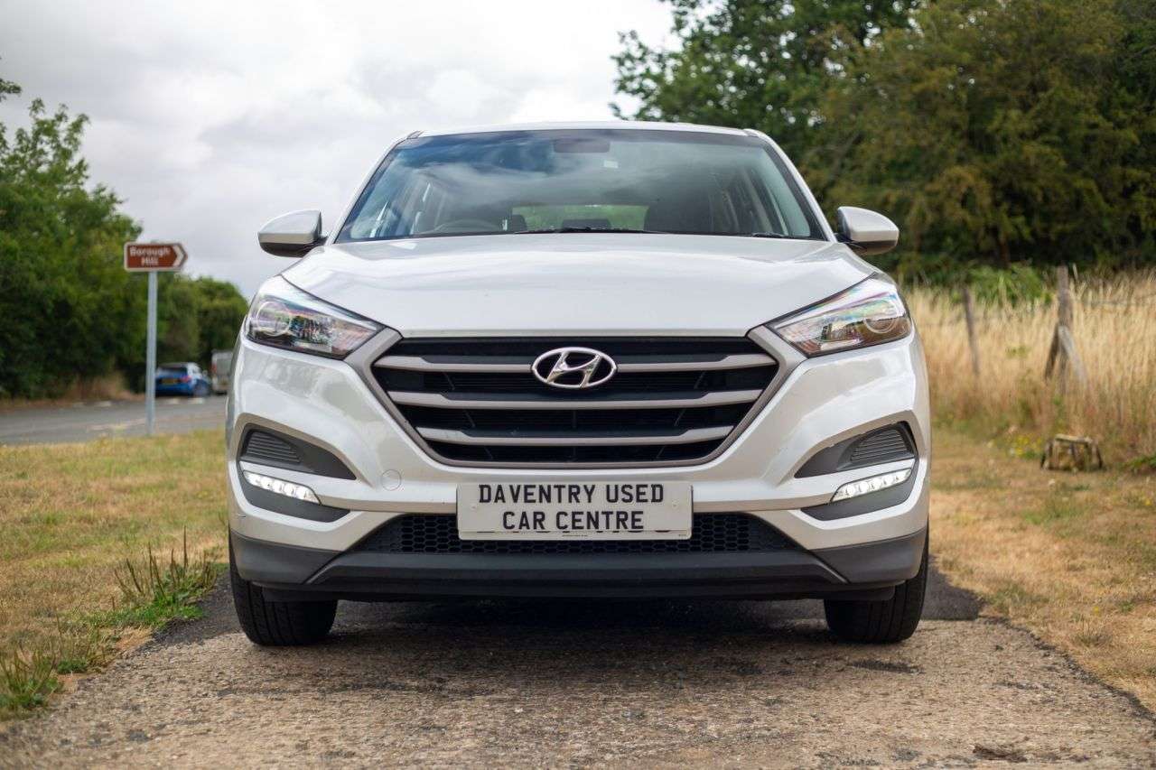 A 2017 HYUNDAI TUCSON 1.6 GDi Blue Drive S SUV 5dr Petrol Manual Euro 6 (s/s) (132 ps) ULEZ, Over A 2017 HYUNDAI TUCSON 1.6 GDi Blue Drive S SUV 5dr Petrol Manual Euro 6 (s/s) (132 ps) ULEZ, Over