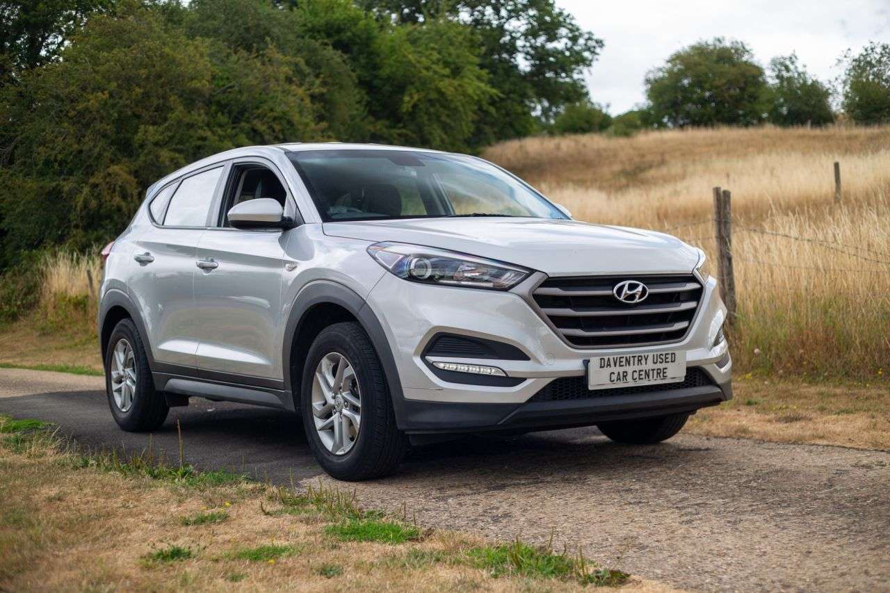 A 2017 HYUNDAI TUCSON 1.6 GDi Blue Drive S SUV 5dr Petrol Manual Euro 6 (s/s) (132 ps) ULEZ, Over A 2017 HYUNDAI TUCSON 1.6 GDi Blue Drive S SUV 5dr Petrol Manual Euro 6 (s/s) (132 ps) ULEZ, Over