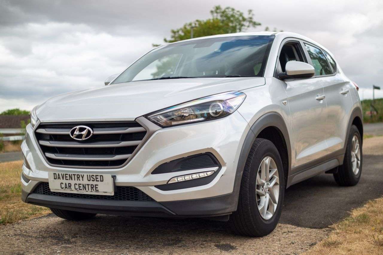 A 2017 HYUNDAI TUCSON 1.6 GDi Blue Drive S SUV 5dr Petrol Manual Euro 6 (s/s) (132 ps) ULEZ, Over A 2017 HYUNDAI TUCSON 1.6 GDi Blue Drive S SUV 5dr Petrol Manual Euro 6 (s/s) (132 ps) ULEZ, Over