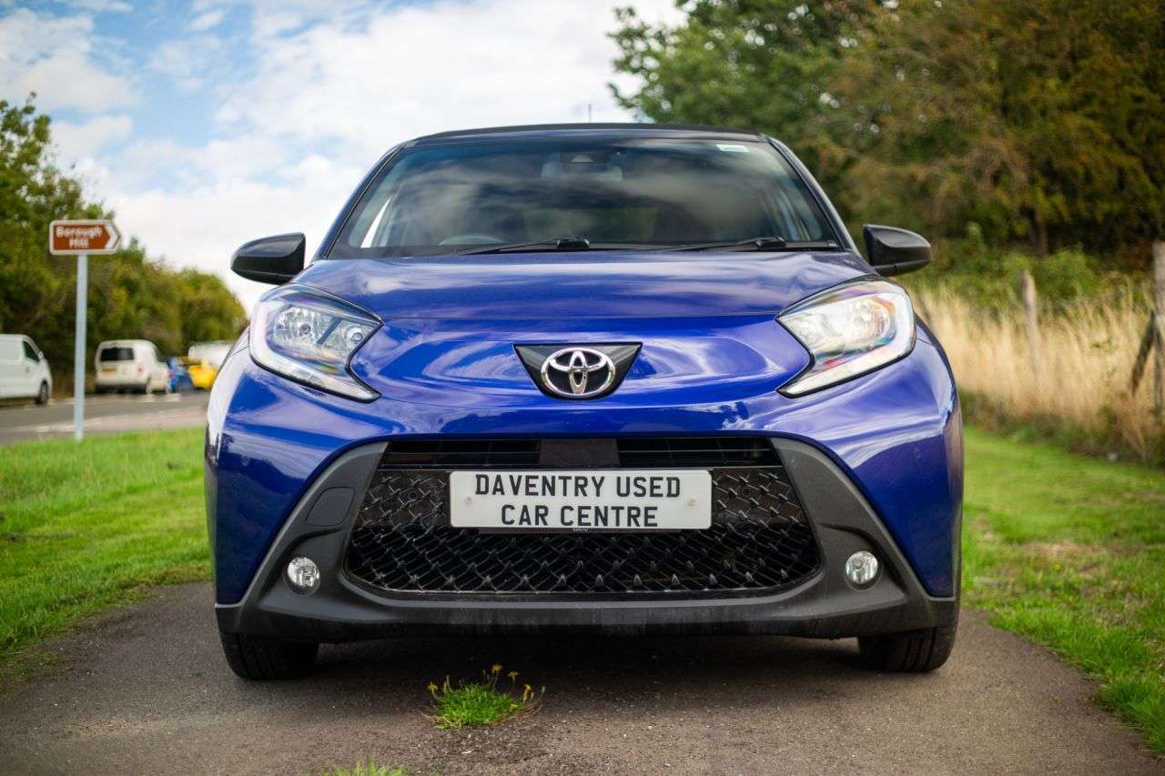A 2023 TOYOTA AYGO X 1.0 VVT-i Edge Hatchback 5dr Petrol Manual Euro 6 (s/s) (72 ps) 2 SERVICES, A 2023 TOYOTA AYGO X 1.0 VVT-i Edge Hatchback 5dr Petrol Manual Euro 6 (s/s) (72 ps) 2 SERVICES,