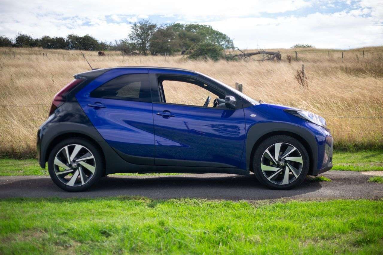A 2023 TOYOTA AYGO X 1.0 VVT-i Edge Hatchback 5dr Petrol Manual Euro 6 (s/s) (72 ps) 2 SERVICES, A 2023 TOYOTA AYGO X 1.0 VVT-i Edge Hatchback 5dr Petrol Manual Euro 6 (s/s) (72 ps) 2 SERVICES,