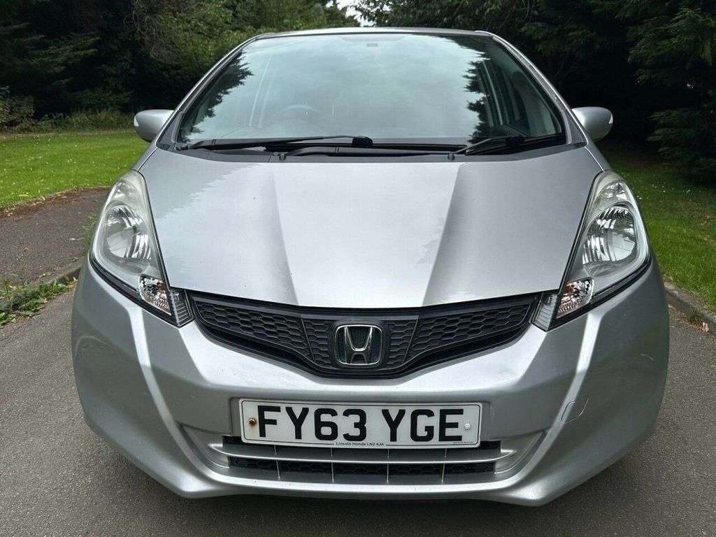 A 2014 HONDA JAZZ 1.4 i-VTEC ES Plus Hatchback 5dr Petrol Manual Euro 5 (99 ps) PARKING SENSO A 2014 HONDA JAZZ 1.4 i-VTEC ES Plus Hatchback 5dr Petrol Manual Euro 5 (99 ps) PARKING SENSO