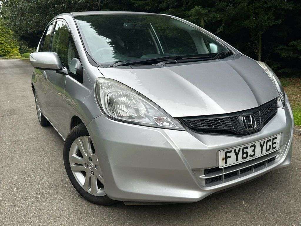 A 2014 HONDA JAZZ 1.4 i-VTEC ES Plus Hatchback 5dr Petrol Manual Euro 5 (99 ps) PARKING SENSO A 2014 HONDA JAZZ 1.4 i-VTEC ES Plus Hatchback 5dr Petrol Manual Euro 5 (99 ps) PARKING SENSO