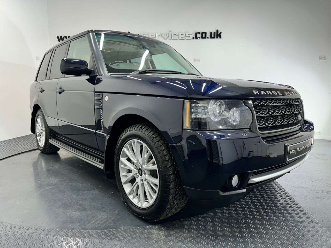 A 2011 LAND ROVER RANGE ROVER 4.4 TD V8 Vogue SUV 5dr Diesel Auto 4WD Euro 5 (313 bhp) A 2011 LAND ROVER RANGE ROVER 4.4 TD V8 Vogue SUV 5dr Diesel Auto 4WD Euro 5 (313 bhp)