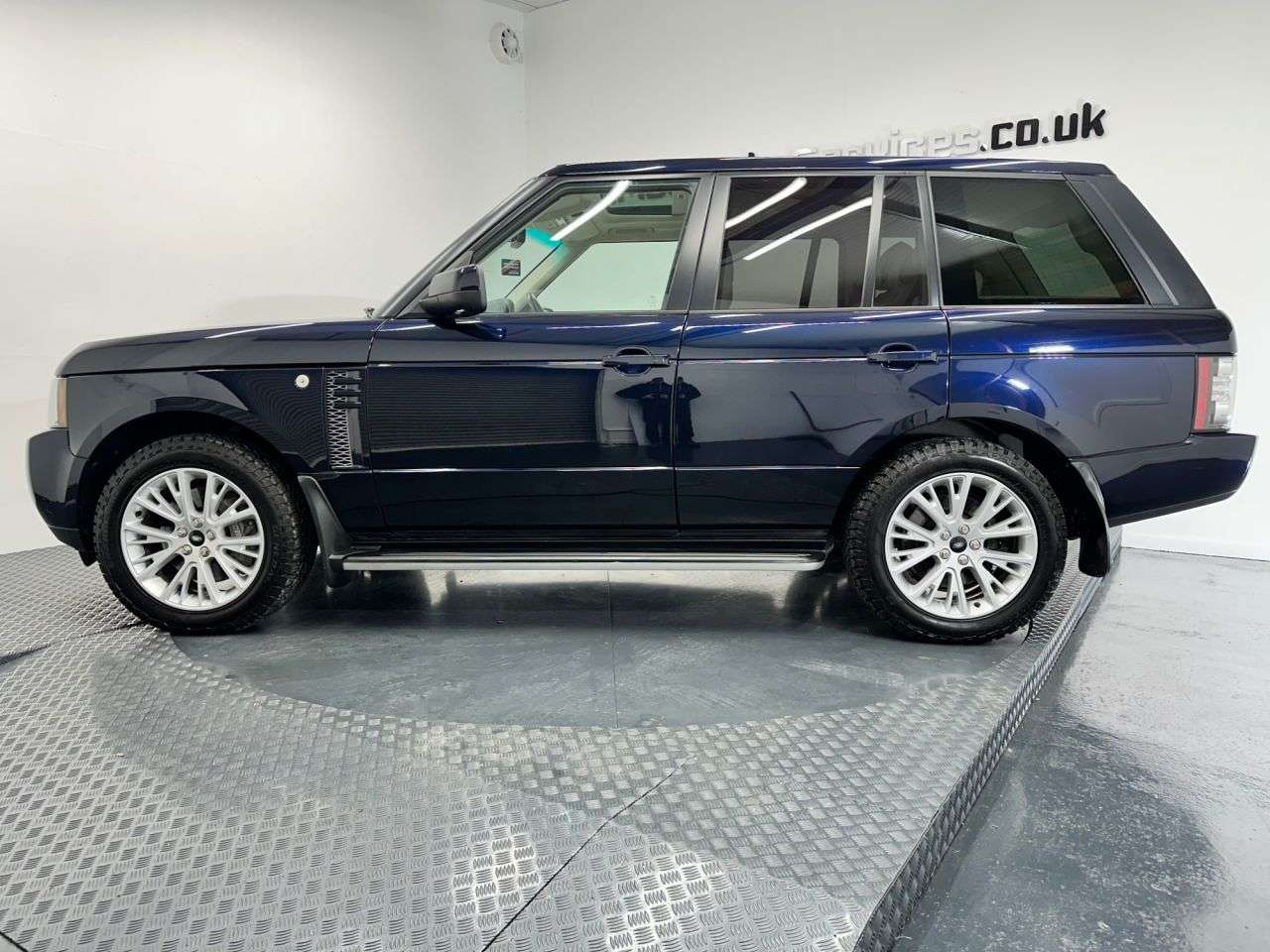 A 2011 LAND ROVER RANGE ROVER 4.4 TD V8 Vogue SUV 5dr Diesel Auto 4WD Euro 5 (313 bhp) A 2011 LAND ROVER RANGE ROVER 4.4 TD V8 Vogue SUV 5dr Diesel Auto 4WD Euro 5 (313 bhp)