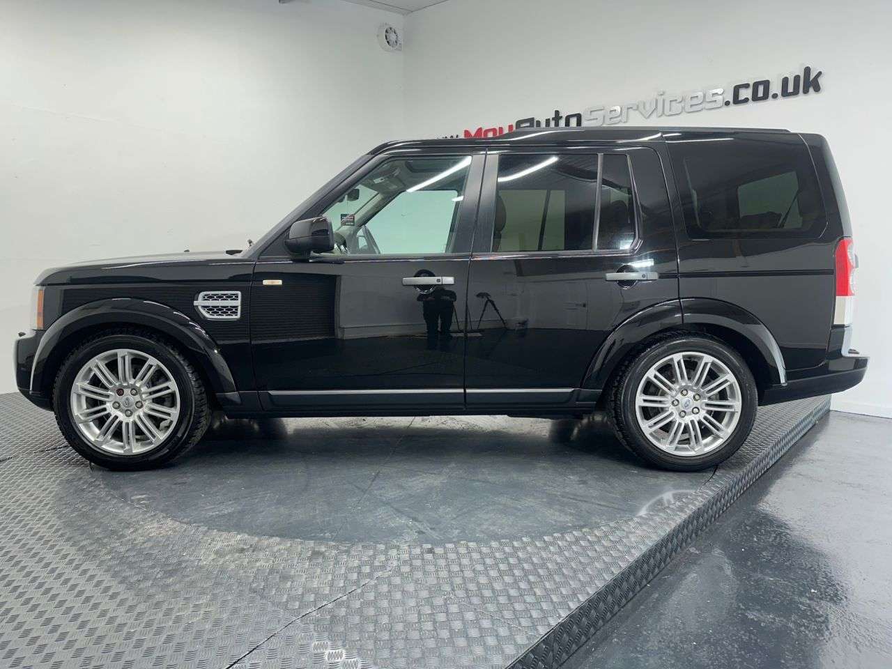 A 2011 LAND ROVER DISCOVERY 4 3.0 SD V6 HSE SUV 5dr Diesel CommandShift 4WD Euro 5 (245 ps) A 2011 LAND ROVER DISCOVERY 4 3.0 SD V6 HSE SUV 5dr Diesel CommandShift 4WD Euro 5 (245 ps)