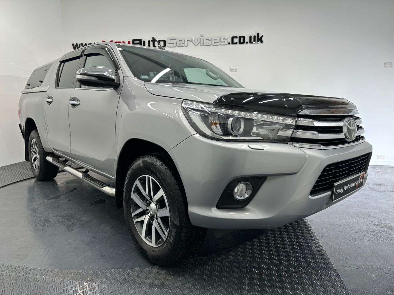 A 2017 TOYOTA HI-LUX 2.4 D-4D Invincible Pickup Double Cab 4dr Diesel Auto 4WD Euro 6 (TSS, 3.5t A 2017 TOYOTA HI-LUX 2.4 D-4D Invincible Pickup Double Cab 4dr Diesel Auto 4WD Euro 6 (TSS, 3.5t