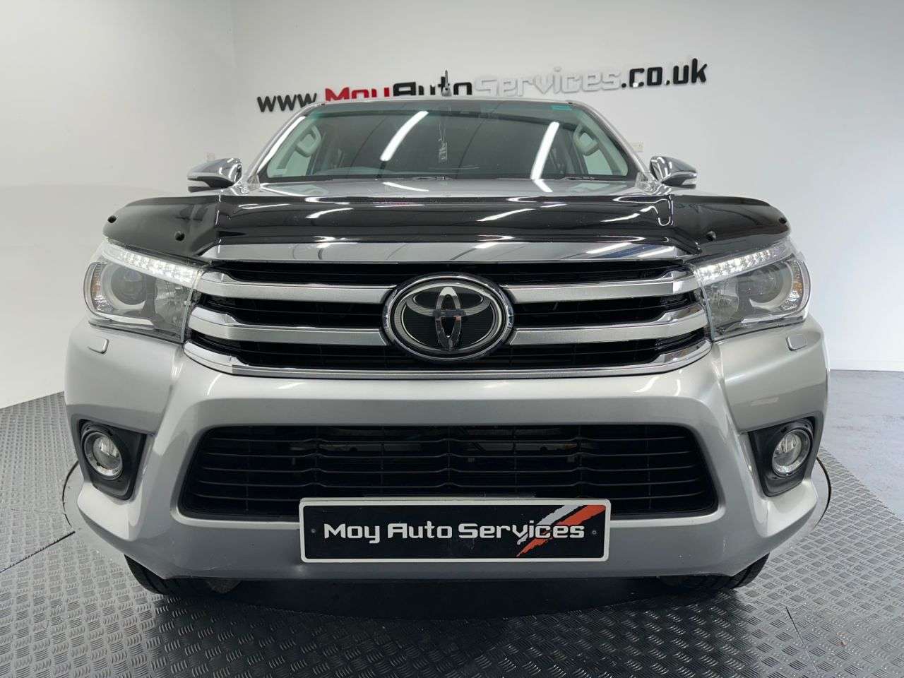 A 2017 TOYOTA HI-LUX 2.4 D-4D Invincible Pickup Double Cab 4dr Diesel Auto 4WD Euro 6 (TSS, 3.5t A 2017 TOYOTA HI-LUX 2.4 D-4D Invincible Pickup Double Cab 4dr Diesel Auto 4WD Euro 6 (TSS, 3.5t