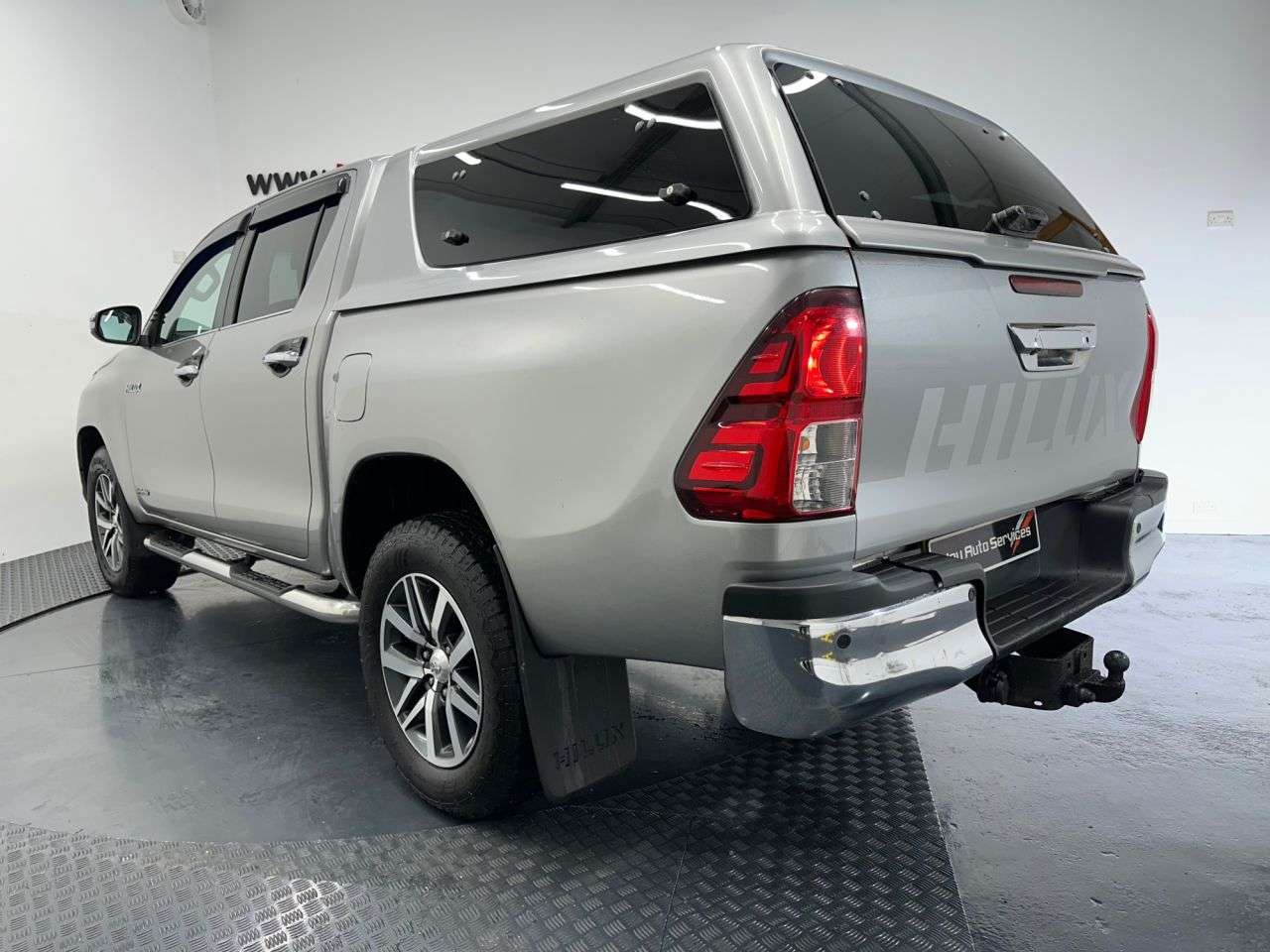 A 2017 TOYOTA HI-LUX 2.4 D-4D Invincible Pickup Double Cab 4dr Diesel Auto 4WD Euro 6 (TSS, 3.5t A 2017 TOYOTA HI-LUX 2.4 D-4D Invincible Pickup Double Cab 4dr Diesel Auto 4WD Euro 6 (TSS, 3.5t