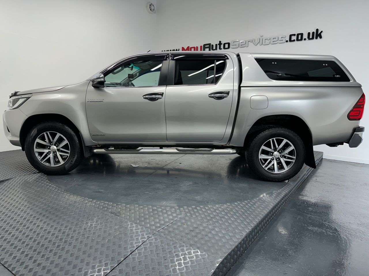 A 2017 TOYOTA HI-LUX 2.4 D-4D Invincible Pickup Double Cab 4dr Diesel Auto 4WD Euro 6 (TSS, 3.5t A 2017 TOYOTA HI-LUX 2.4 D-4D Invincible Pickup Double Cab 4dr Diesel Auto 4WD Euro 6 (TSS, 3.5t