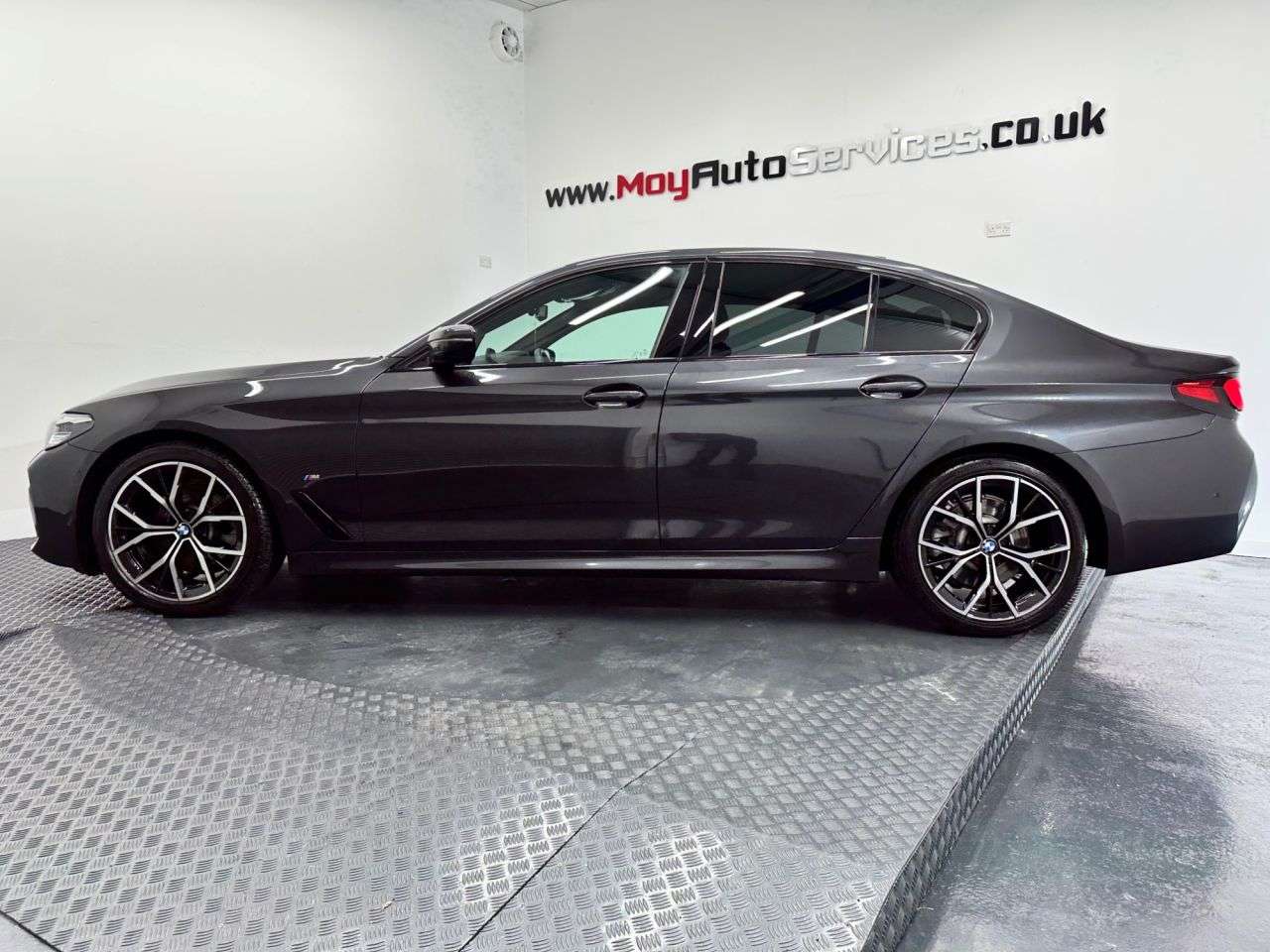 A 2021 BMW 5 SERIES 2.0 520d MHT M Sport Saloon 4dr Diesel Hybrid Steptronic Euro 6 (s/s) (190 A 2021 BMW 5 SERIES 2.0 520d MHT M Sport Saloon 4dr Diesel Hybrid Steptronic Euro 6 (s/s) (190