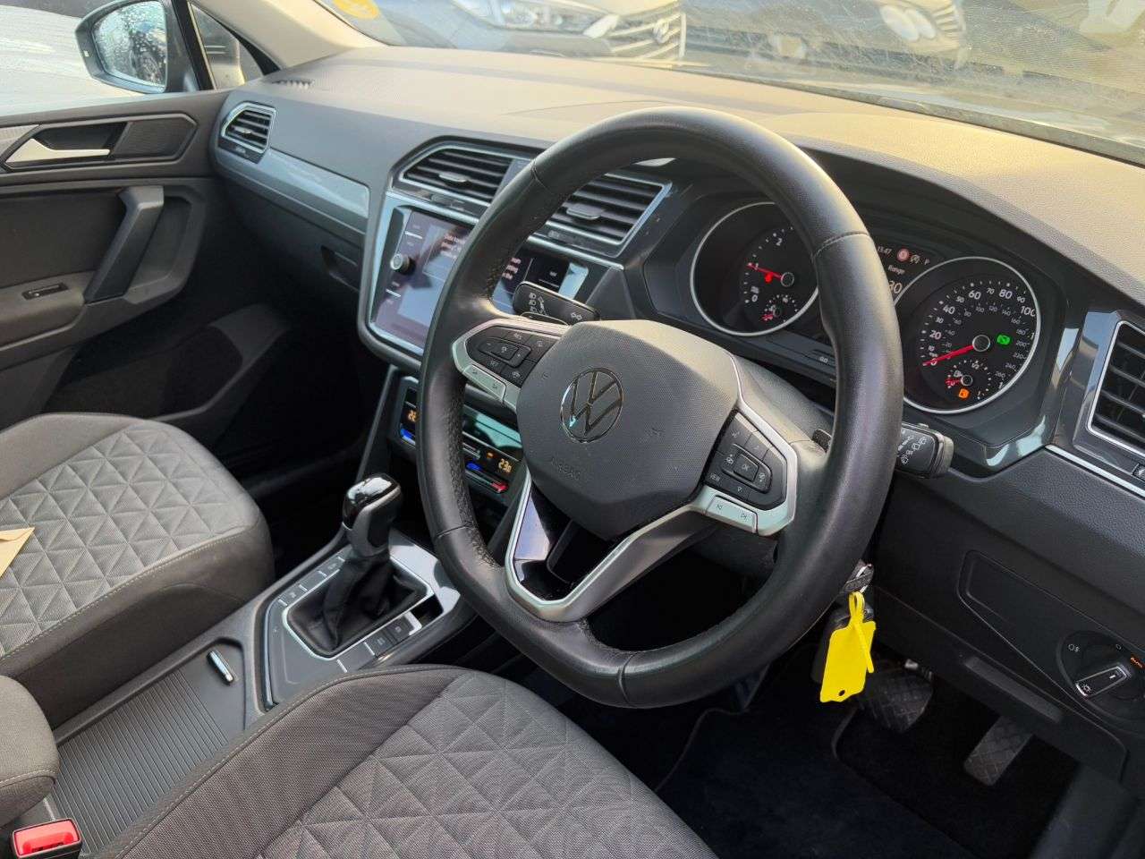 A 2022 VOLKSWAGEN TIGUAN 2.0 TDI Life SUV 5dr Diesel DSG Euro 6 (s/s) (150 ps) A 2022 VOLKSWAGEN TIGUAN 2.0 TDI Life SUV 5dr Diesel DSG Euro 6 (s/s) (150 ps)