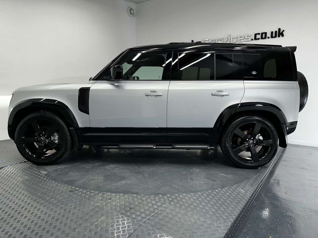 A 2023 LAND ROVER DEFENDER 3.0 D250 MHEV X-Dynamic SE SUV 5dr Diesel Auto 4WD Euro 6 (s/s) (250 ps) A 2023 LAND ROVER DEFENDER 3.0 D250 MHEV X-Dynamic SE SUV 5dr Diesel Auto 4WD Euro 6 (s/s) (250 ps)