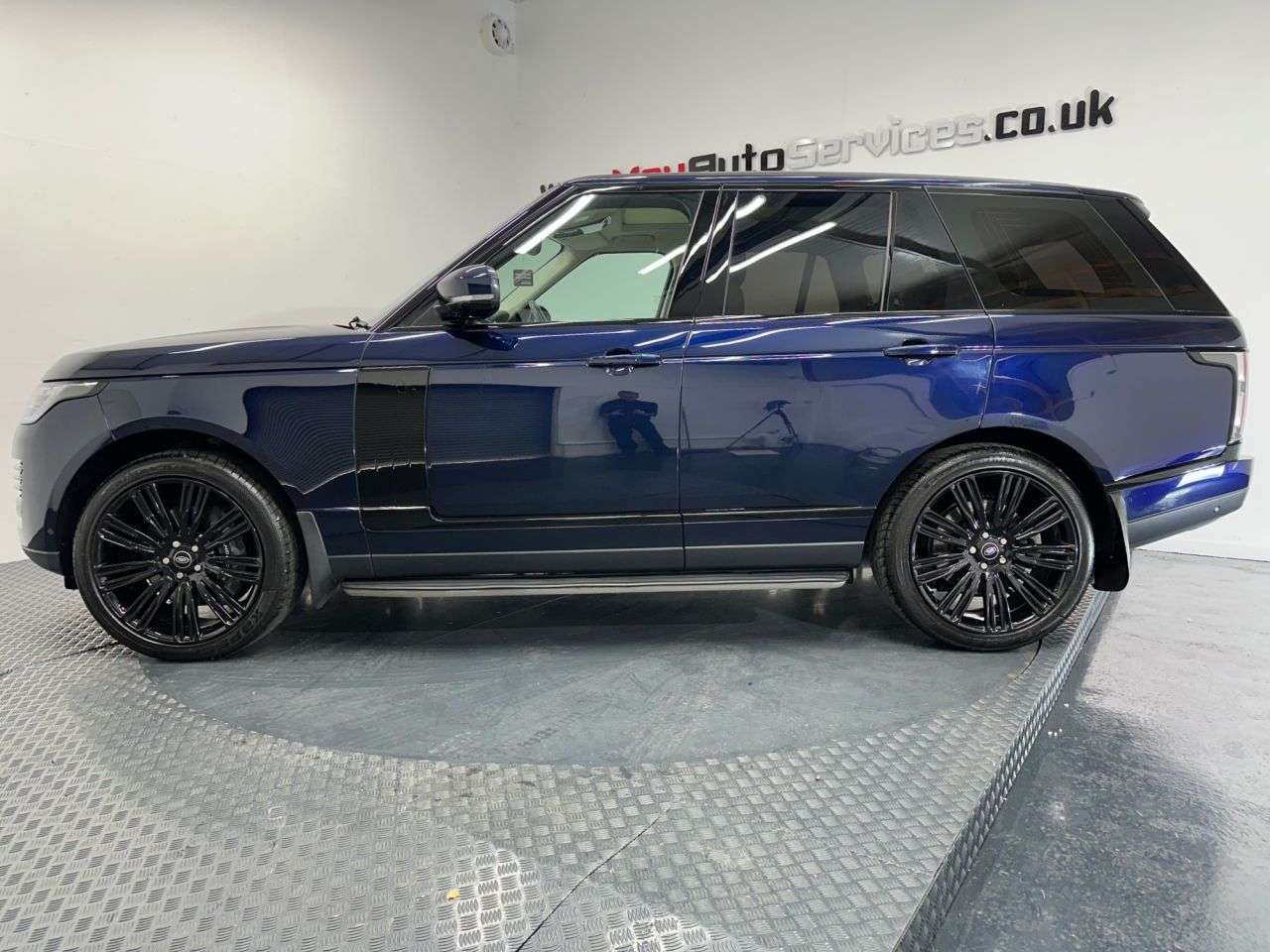 A 2020 LAND ROVER RANGE ROVER 4.4 SD V8 Vogue SE SUV 5dr Diesel Auto 4WD Euro 6 (s/s) (339 ps) A 2020 LAND ROVER RANGE ROVER 4.4 SD V8 Vogue SE SUV 5dr Diesel Auto 4WD Euro 6 (s/s) (339 ps)