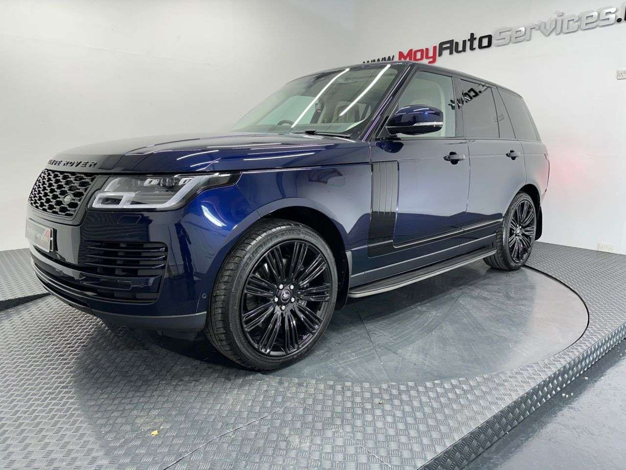 A 2020 LAND ROVER RANGE ROVER 4.4 SD V8 Vogue SE SUV 5dr Diesel Auto 4WD Euro 6 (s/s) (339 ps) A 2020 LAND ROVER RANGE ROVER 4.4 SD V8 Vogue SE SUV 5dr Diesel Auto 4WD Euro 6 (s/s) (339 ps)