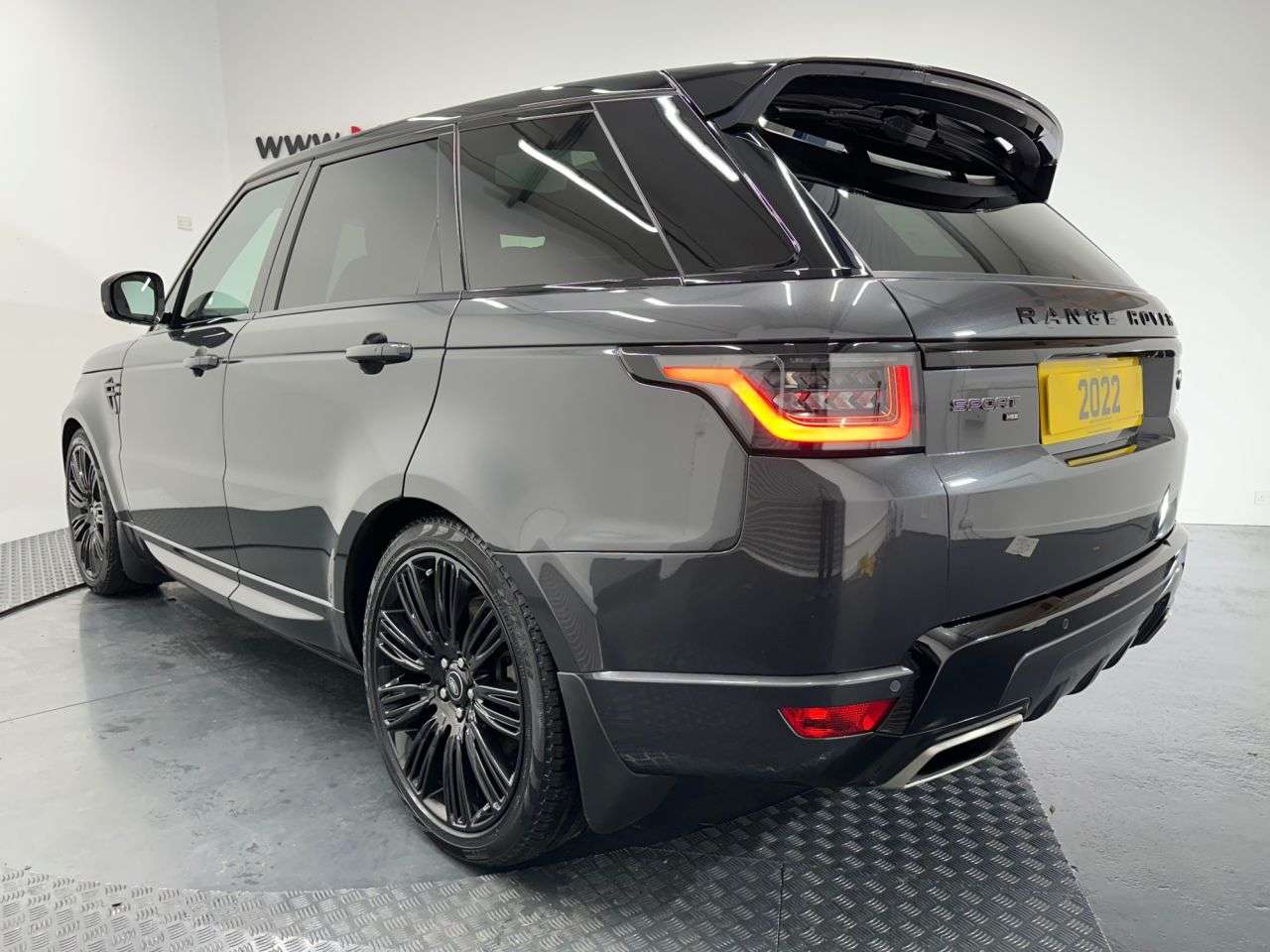 A 2022 LAND ROVER RANGE ROVER SPORT 3.0 D300 MHEV HSE Dynamic Black SUV 5dr Diesel Auto 4WD Euro 6 (s/s) (300 p A 2022 LAND ROVER RANGE ROVER SPORT 3.0 D300 MHEV HSE Dynamic Black SUV 5dr Diesel Auto 4WD Euro 6 (s/s) (300 p