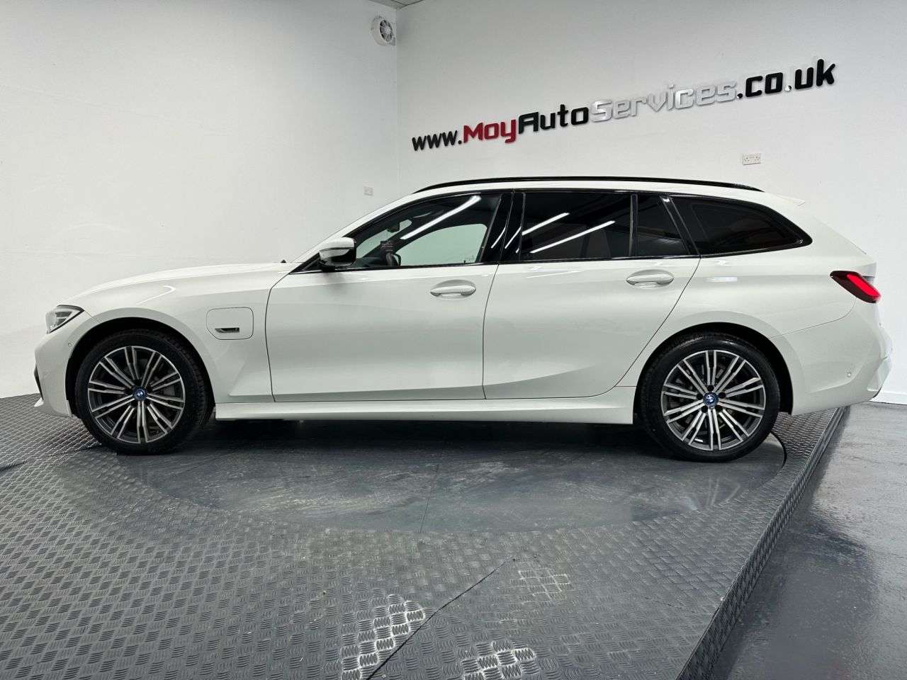 A 2022 BMW 3 SERIES 2.0 330e 12kWh M Sport Touring 5dr Petrol Plug-in Hybrid Auto xDrive Euro 6 A 2022 BMW 3 SERIES 2.0 330e 12kWh M Sport Touring 5dr Petrol Plug-in Hybrid Auto xDrive Euro 6